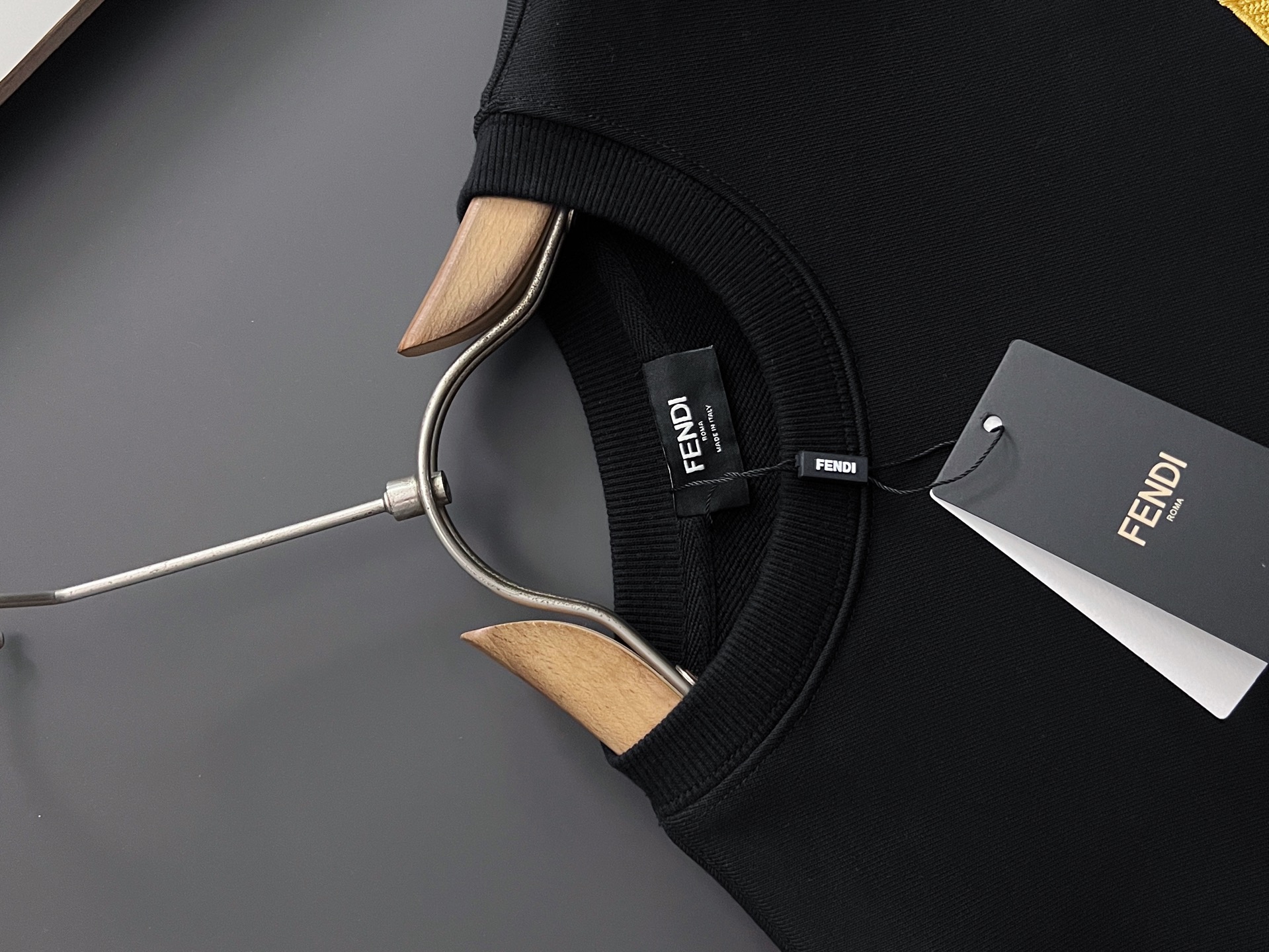 ）Fend、2025Ss秋冬新款卫衣，精美工艺圆领款，特制纯棉400克面料升级水洗大毛圈、柔软贴身科技面