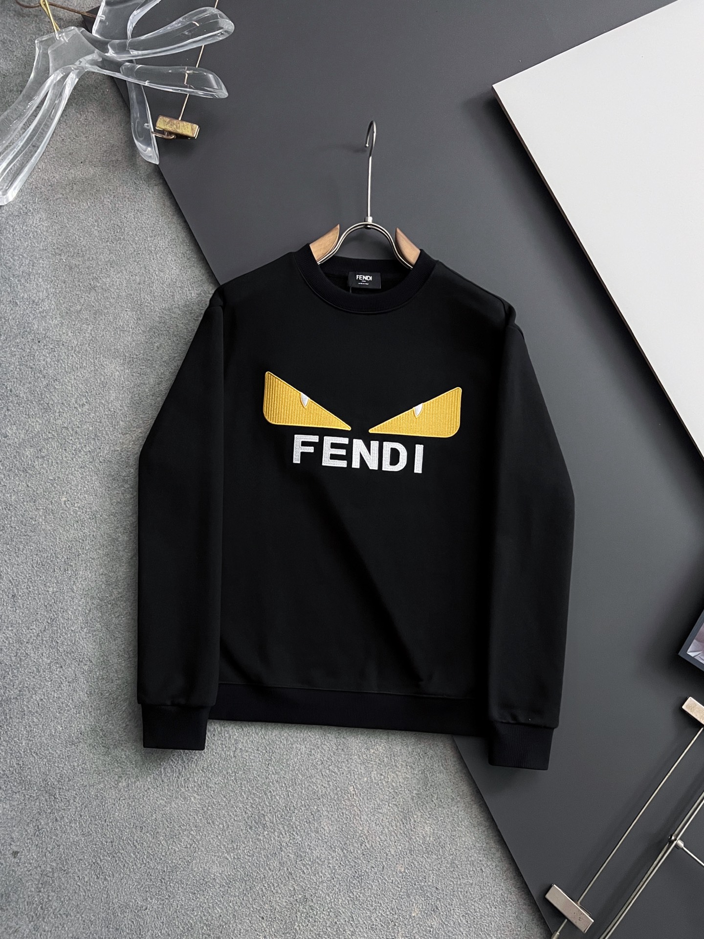 NO:514605,) Fend, 2025Ss autumn and winter new sweatshirt, exquisite craftsmanship round neck style, special pure cotton 400g fabric upgraded washing large terry loops, soft and close-fitting technology fabric, customized original thread, extremely high grade, exquisite craftsmanship, superb upper body, size S- XL,,fendi,hoodie,sweatshirts,alexander wang19860909）Fend、2025Ss秋冬新款卫衣,精美工艺圆领款,特制纯棉400克面料升级水洗大毛圈、柔软贴身科技面料,定制原版螺纹,档次极高,工艺精湛,上身帅到爆,尺码S- XL,,fendi,hoodie,sweatshirts,alexander wang,Men's clothing