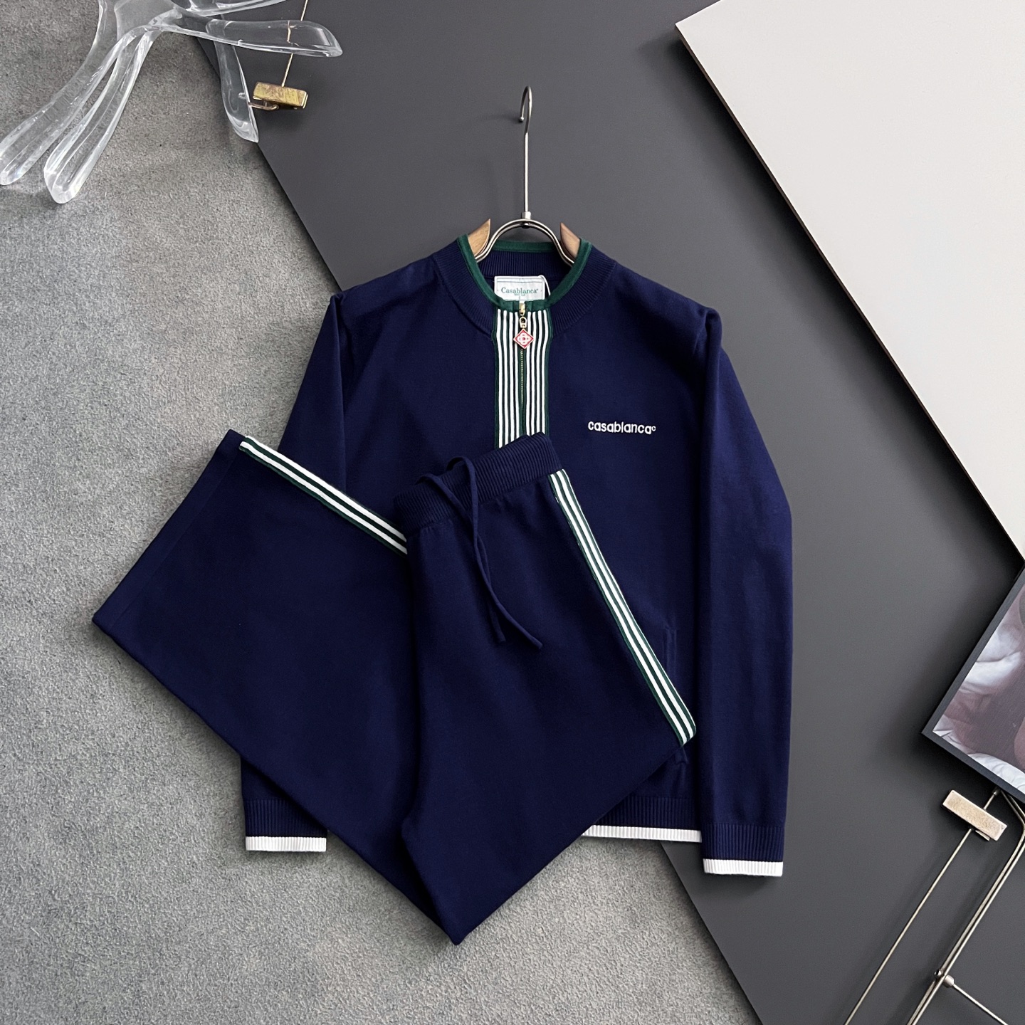 NO:514608,) Set of Cas!  New autumn and winter styles for men and women, high-weight knitted ten-silk wool knitted color matching striped craftsmanship design!  Crochet logo stripe modification, design classic color crochet design!  This sweater is selected for imported knitted wool material!  The fabric feels thick and has a certain sense of self-weight. It has a soft and dense terry texture. It is breathable and comfortable to wear with close body. It has beautiful colors and is eye-catching and fashionable. The unique patterns can definitely make you outstanding among the crowd!  Casual style cut design!  The upper body effect is age-reducing and versatile. Size S- XXL, sweaters, alexander wang19860909）套装Cas！秋冬新款男女同款高克重针织天丝羊毛针织,配色标识条纹工艺设计！钩织标识条纹修饰,设计经典配色钩织设计！此款毛衣甄选客供进口针织羊毛材质！面料手感偏厚实,有一定的自重感,柔软绵密的毛圈肌理,贴身穿着透气亲肤舒适,色彩靓丽、吸睛时髦度爆棚,与众不同的图案绝对可以让你在人群中出彩万分！休闲版型裁剪设计！上身效果减龄又百搭. 尺码S- XXL,,sweaters,alexander wang,Men's clothing