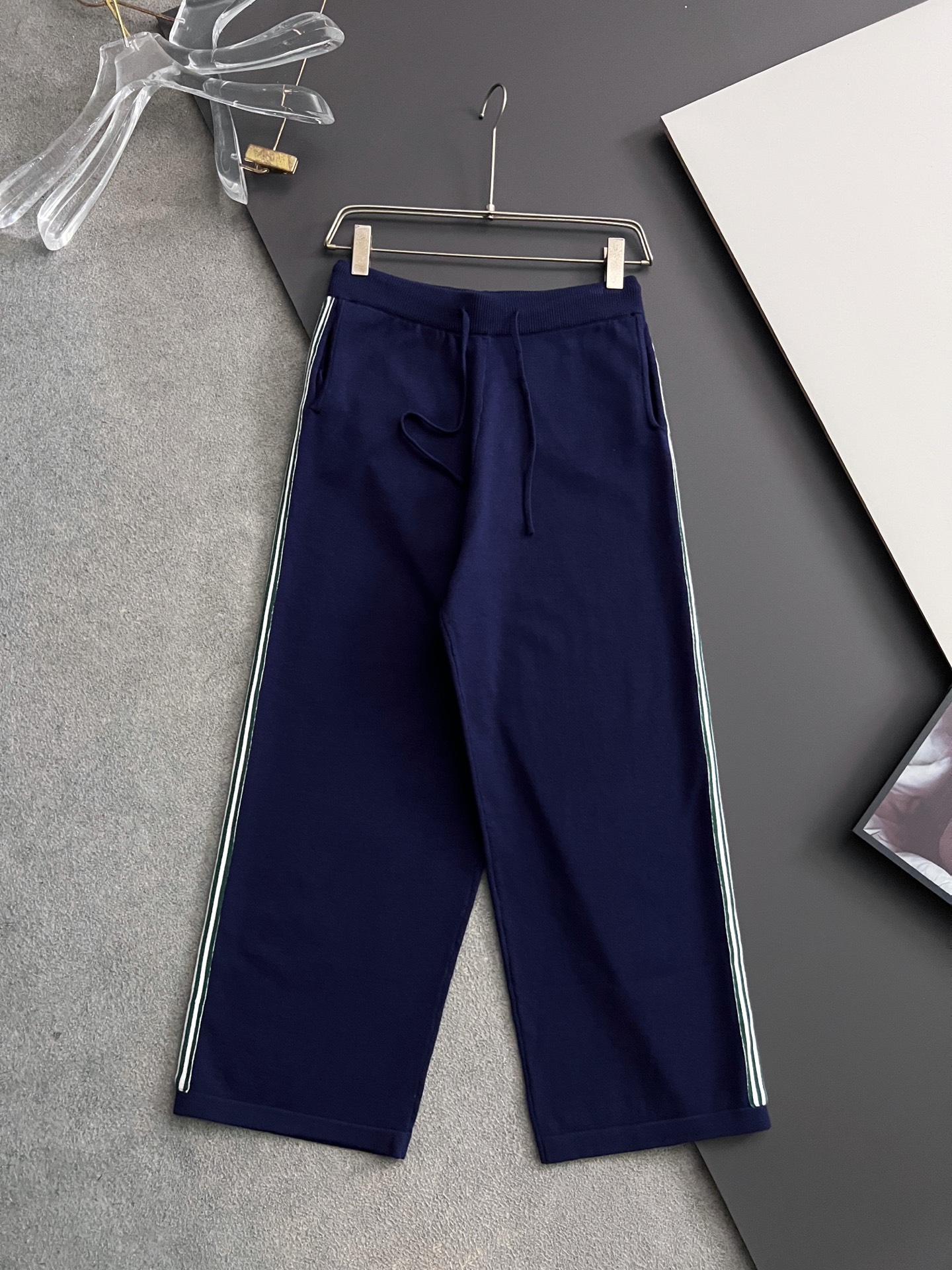 ）套装Cas！秋冬新款男女同款高克重针织天丝羊毛针织，配色标识条纹工艺设计！钩织标识条纹修饰，设计经典配