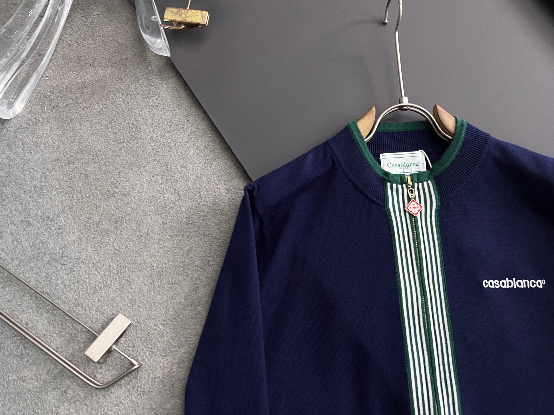 ）套装Cas！秋冬新款男女同款高克重针织天丝羊毛针织，配色标识条纹工艺设计！钩织标识条纹修饰，设计经典配