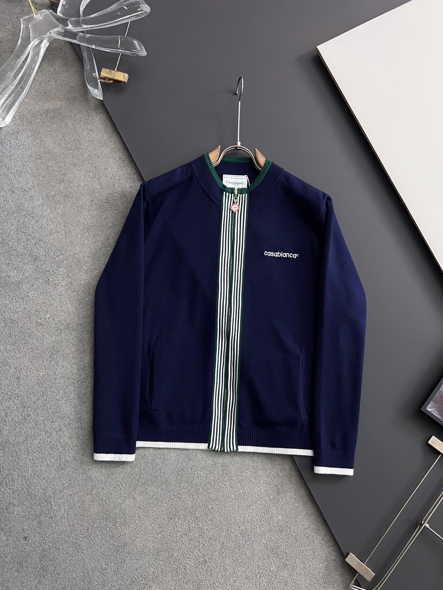 ）套装Cas！秋冬新款男女同款高克重针织天丝羊毛针织，配色标识条纹工艺设计！钩织标识条纹修饰，设计经典配