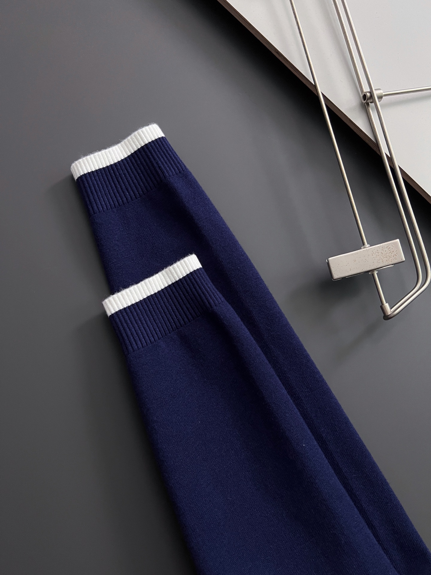 ）套装Cas！秋冬新款男女同款高克重针织天丝羊毛针织，配色标识条纹工艺设计！钩织标识条纹修饰，设计经典配