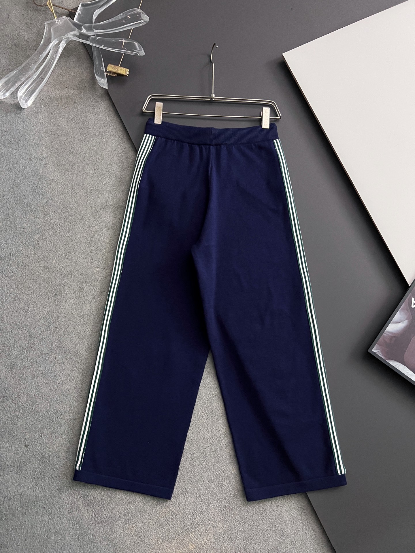 ）套装Cas！秋冬新款男女同款高克重针织天丝羊毛针织，配色标识条纹工艺设计！钩织标识条纹修饰，设计经典配