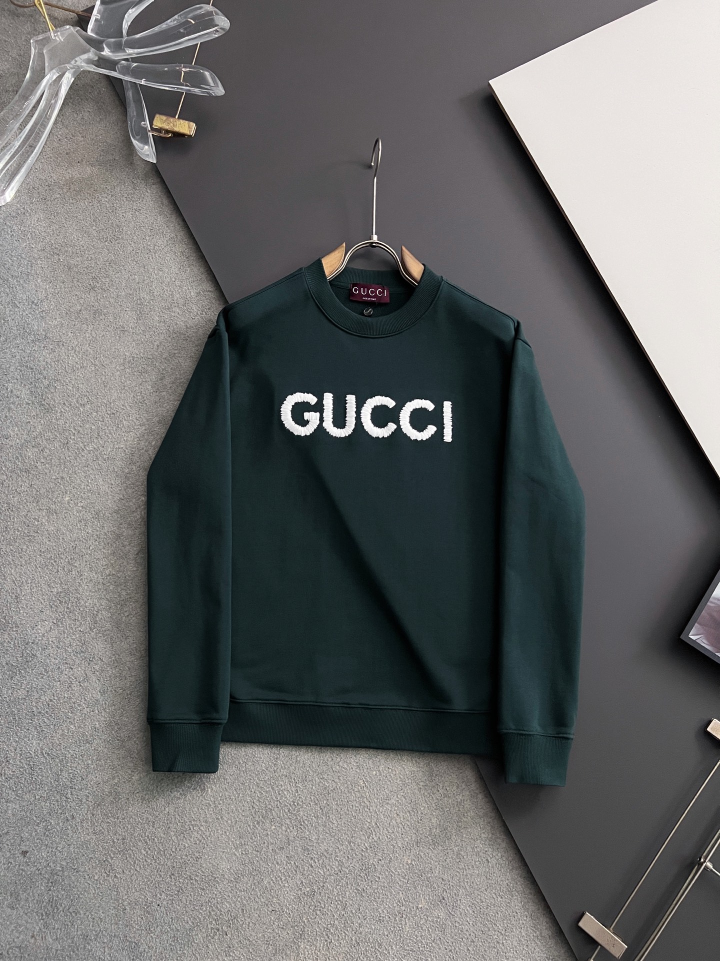 NO:514611,) Gucc, 2025Ss new autumn and winter sweatshirt, exquisite craft round neck style, special pure cotton 400g fabric upgraded washing large terry loops, soft and close-fitting technology fabric, customized original thread, extremely high grade, exquisite craftsmanship, superb upper body, size S- XL,,gucci,hoodie, sweatshirts, alexander wang19860909）Gucc、2025Ss秋冬新款卫衣,精美工艺圆领款,特制纯棉400克面料升级水洗大毛圈、柔软贴身科技面料,定制原版螺纹,档次极高,工艺精湛,上身帅到爆,尺码S- XL,,gucci,hoodie,sweatshirts,alexander wang,Men's clothing