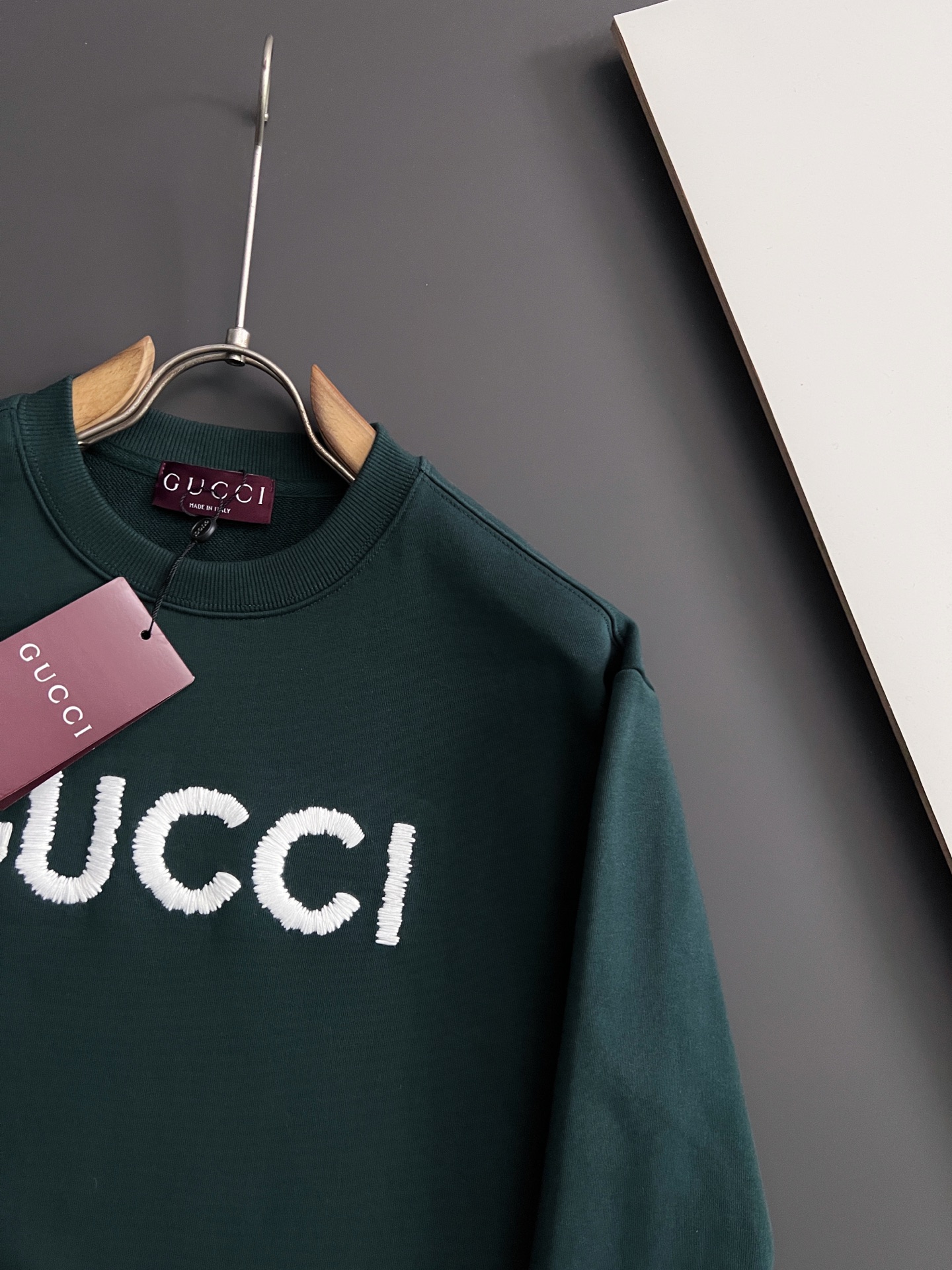 ）Gucc、2025Ss秋冬新款卫衣，精美工艺圆领款，特制纯棉400克面料升级水洗大毛圈、柔软贴身科技面