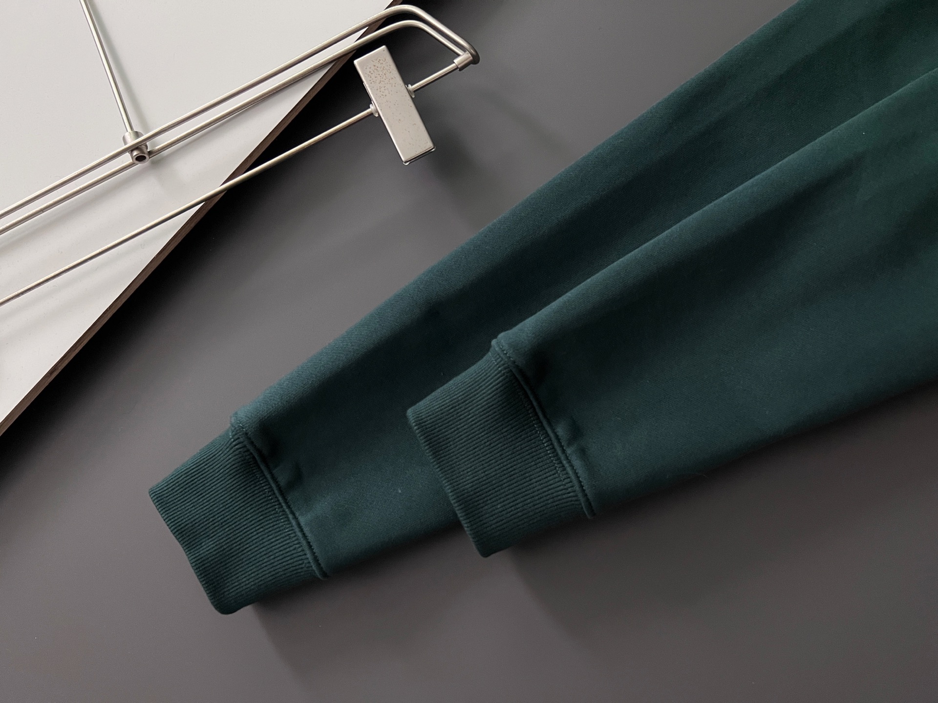 ）Gucc、2025Ss秋冬新款卫衣，精美工艺圆领款，特制纯棉400克面料升级水洗大毛圈、柔软贴身科技面