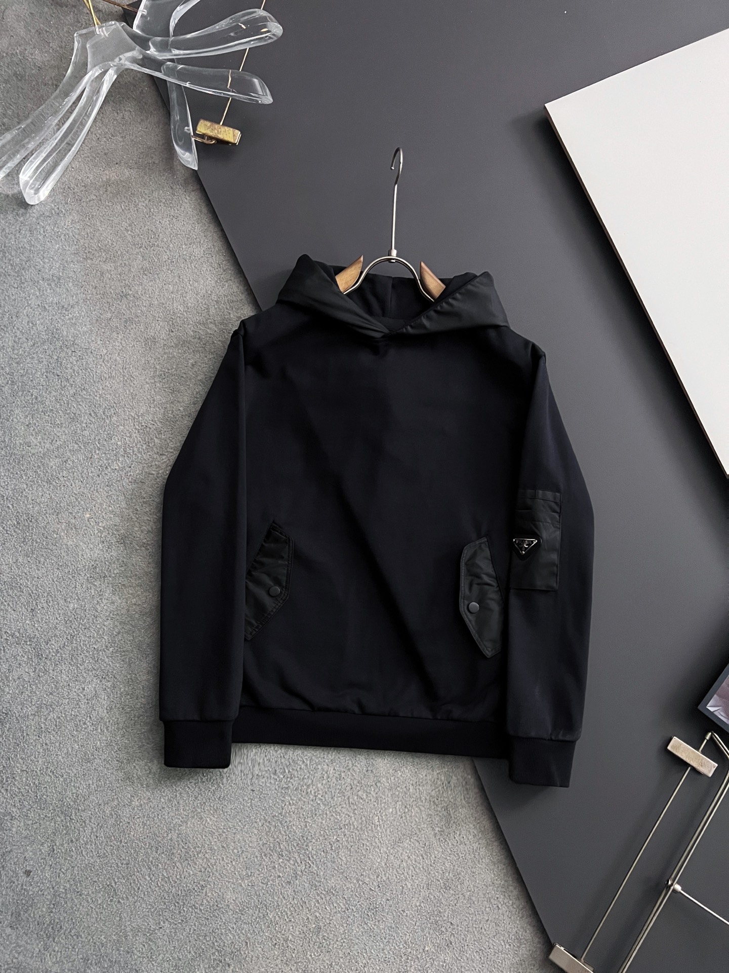 NO:514614,) Prad, 2025Ss autumn and winter new sweatshirt, exquisite craftsmanship round neck style, special pure cotton 400g fabric upgraded washing large terry loops, soft and close-fitting technology fabric, customized original thread, extremely high grade, exquisite craftsmanship, superb upper body, size S- XL,,prada,hoodie,sweatshirts,alexander wang19860909）Prad、2025Ss秋冬新款卫衣,精美工艺圆领款,特制纯棉400克面料升级水洗大毛圈、柔软贴身科技面料,定制原版螺纹,档次极高,工艺精湛,上身帅到爆,尺码S- XL,,prada,hoodie,sweatshirts,alexander wang,Men's clothing