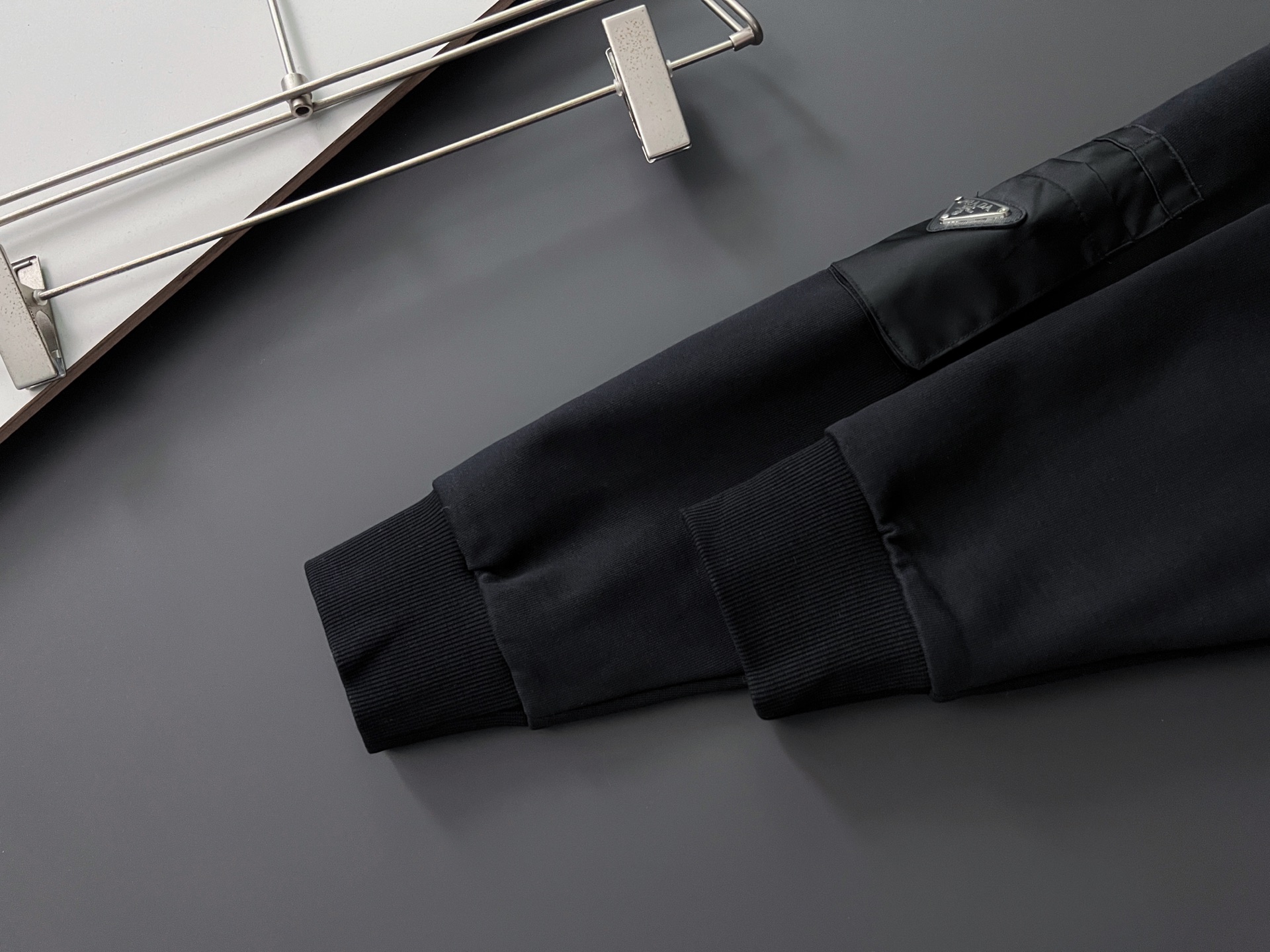 ）Prad、2025Ss秋冬新款卫衣，精美工艺圆领款，特制纯棉400克面料升级水洗大毛圈、柔软贴身科技面