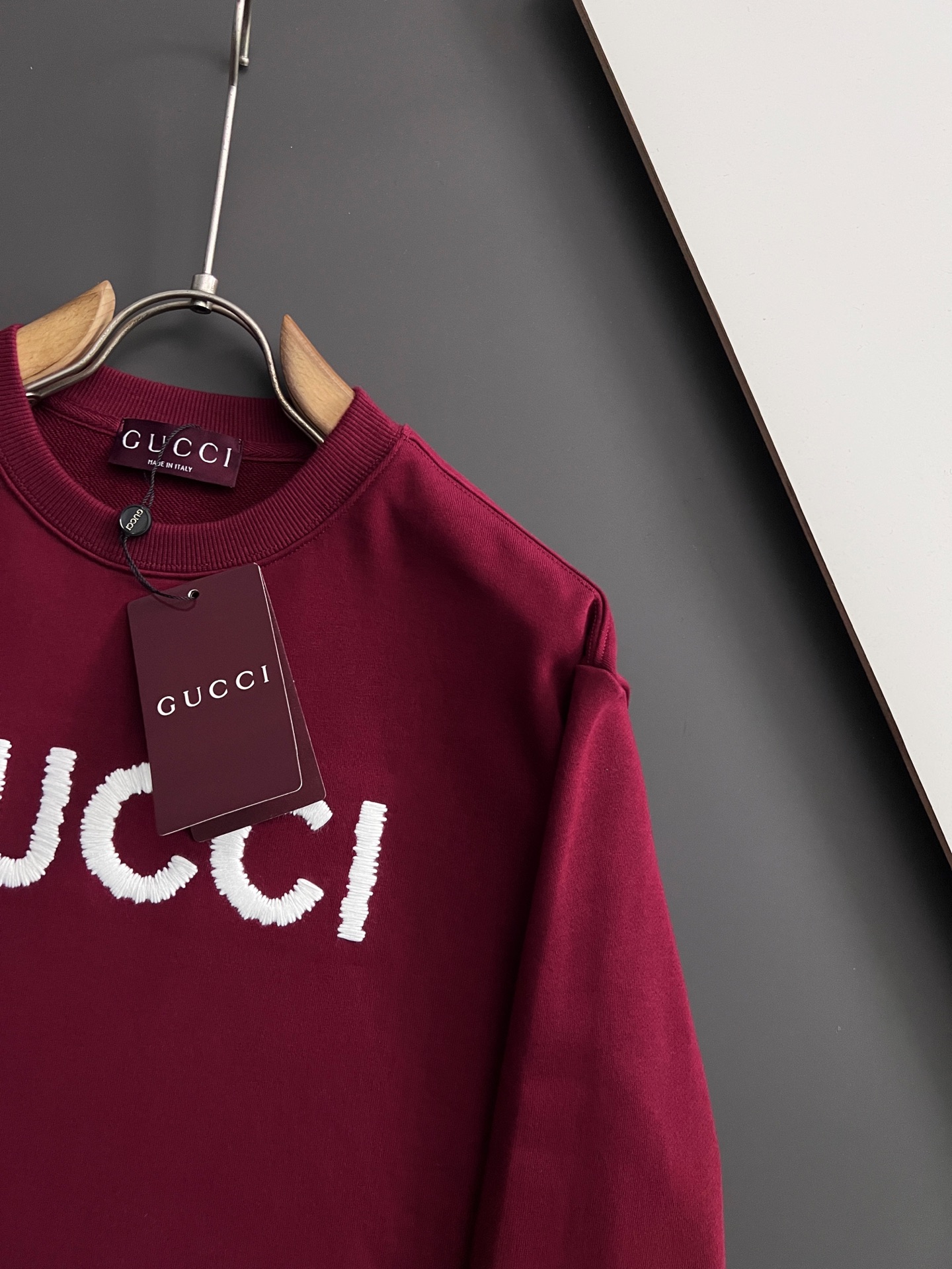 ）Gucc、2025Ss秋冬新款卫衣，精美工艺圆领款，特制纯棉400克面料升级水洗大毛圈、柔软贴身科技面