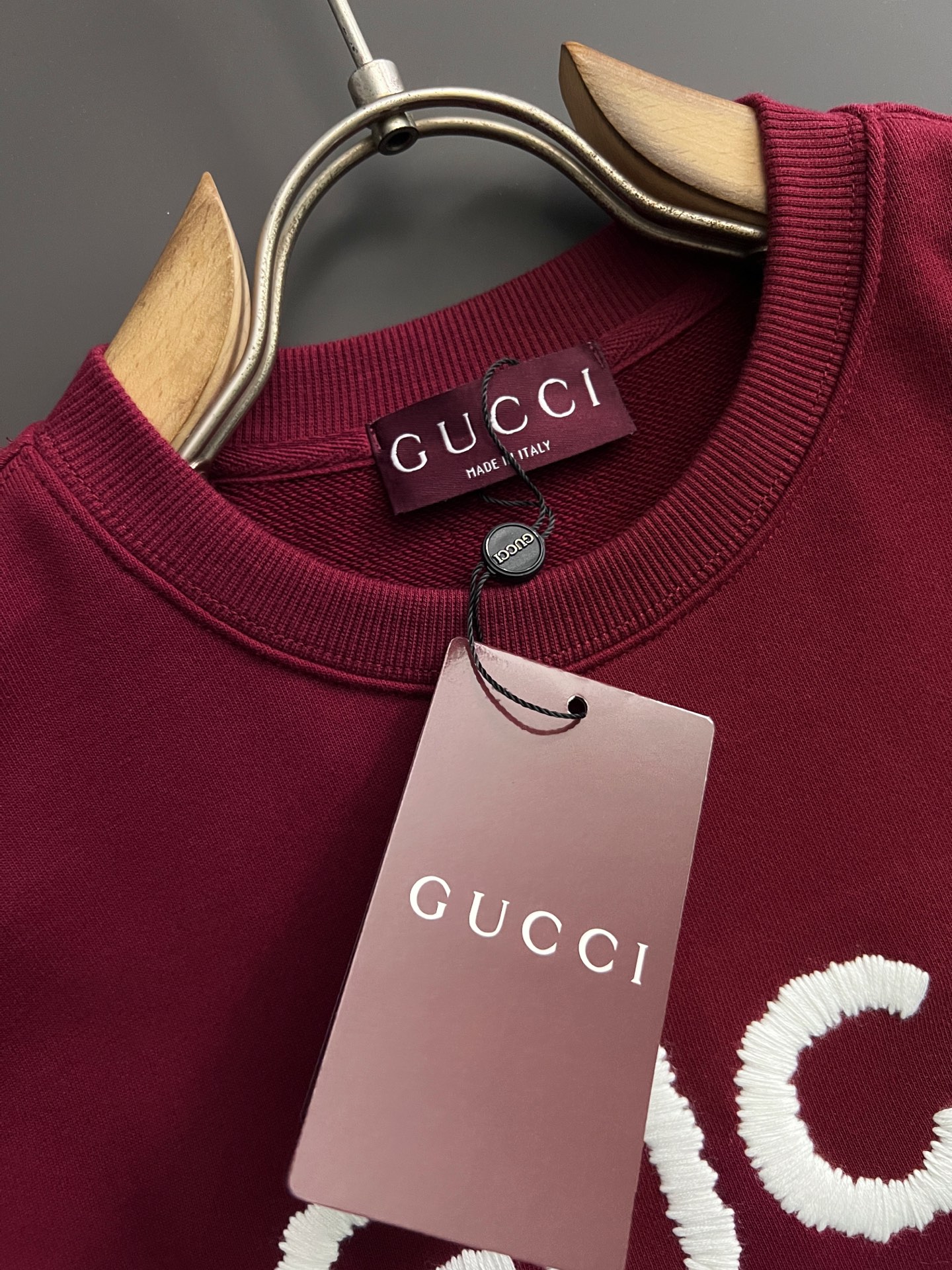 ）Gucc、2025Ss秋冬新款卫衣，精美工艺圆领款，特制纯棉400克面料升级水洗大毛圈、柔软贴身科技面