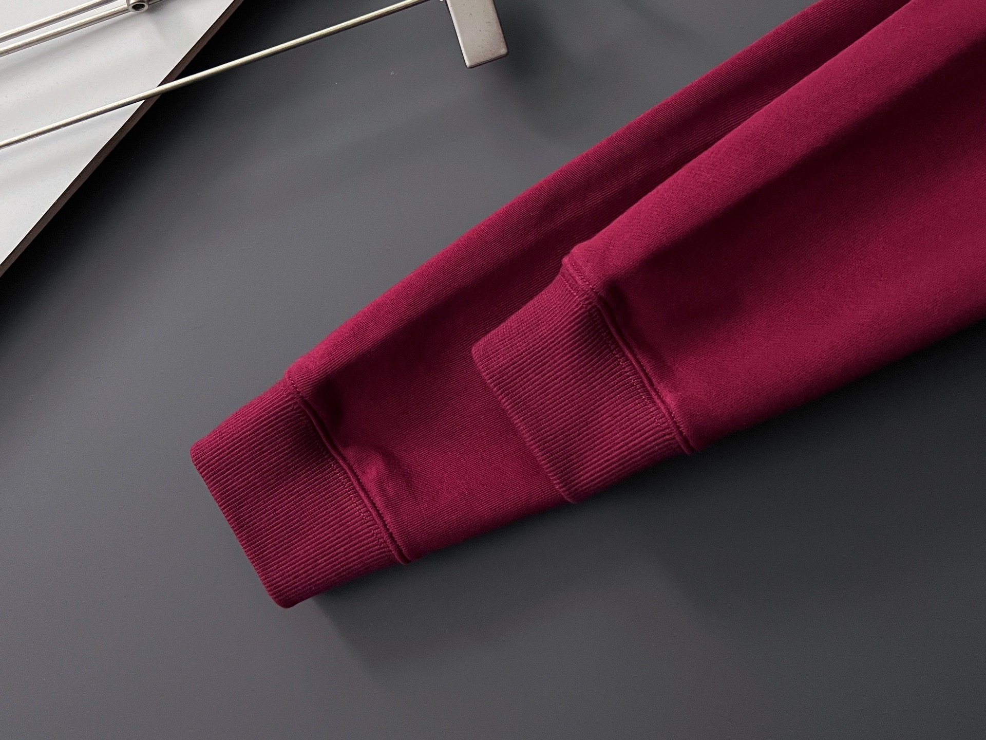 ）Gucc、2025Ss秋冬新款卫衣，精美工艺圆领款，特制纯棉400克面料升级水洗大毛圈、柔软贴身科技面