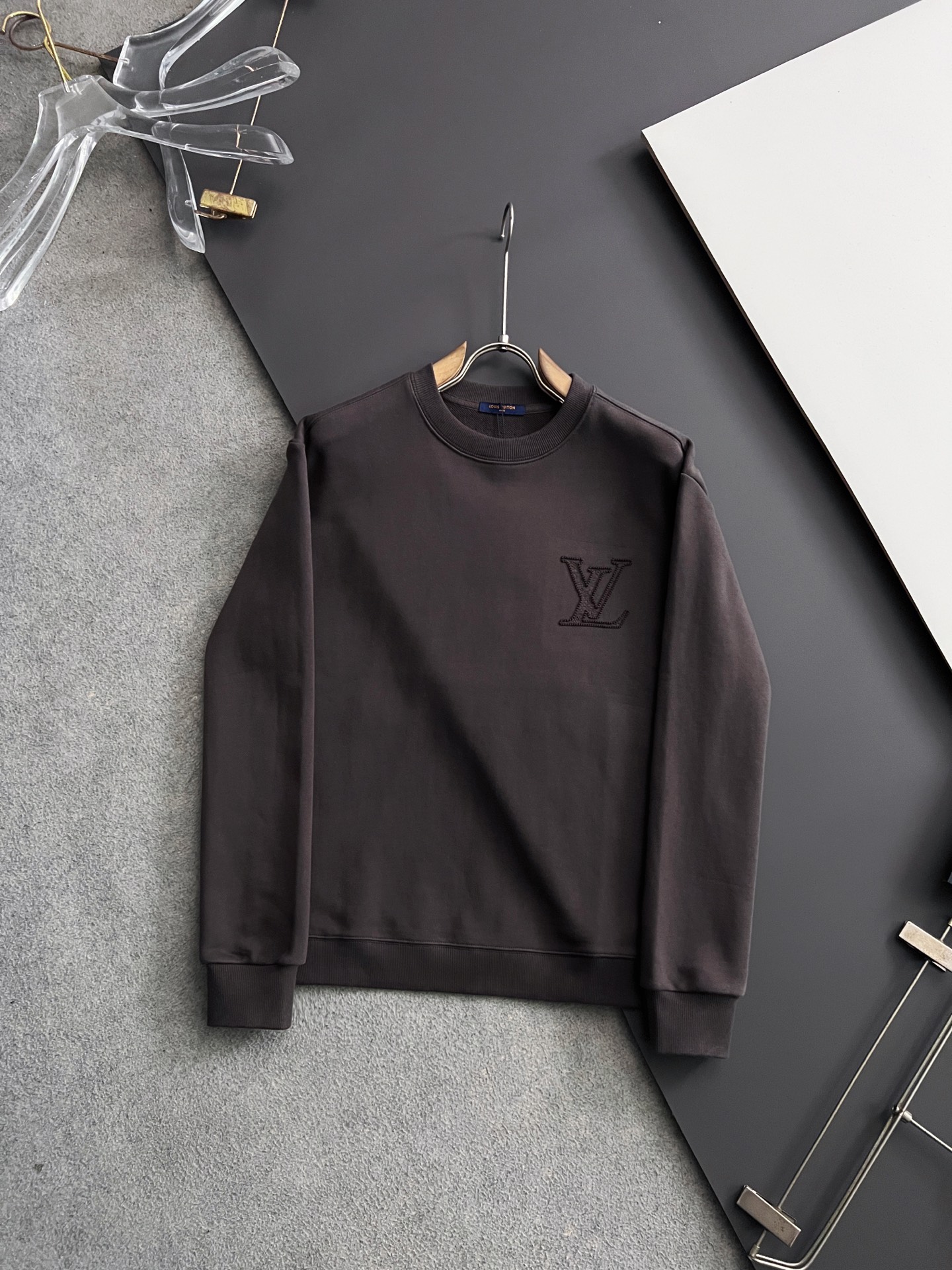 ）1V、2025Ss秋冬新款卫衣，精美工艺圆领款，特制纯棉400克面料升级水洗大毛圈、柔软贴身科技面料，