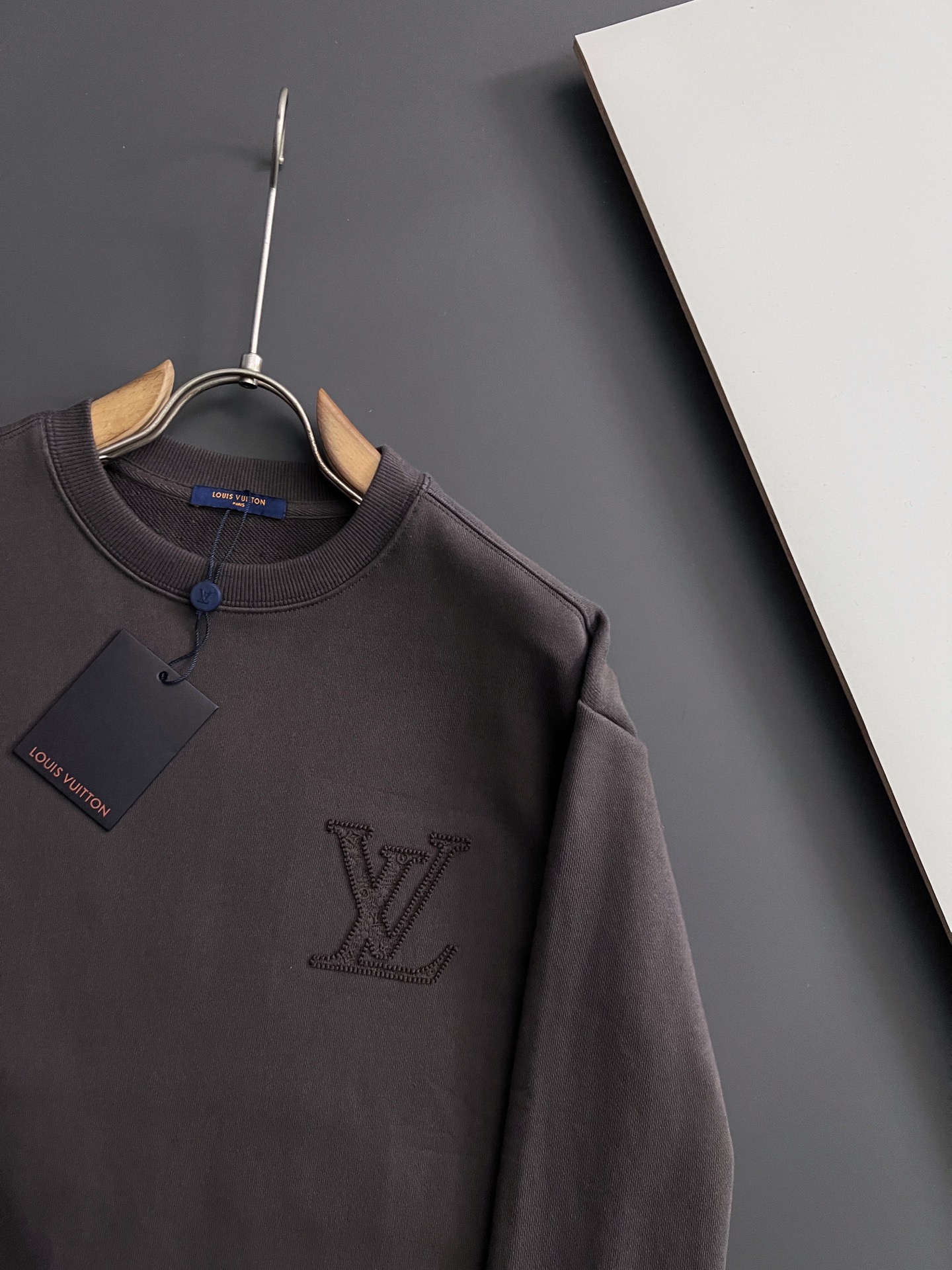 ）1V、2025Ss秋冬新款卫衣，精美工艺圆领款，特制纯棉400克面料升级水洗大毛圈、柔软贴身科技面料，