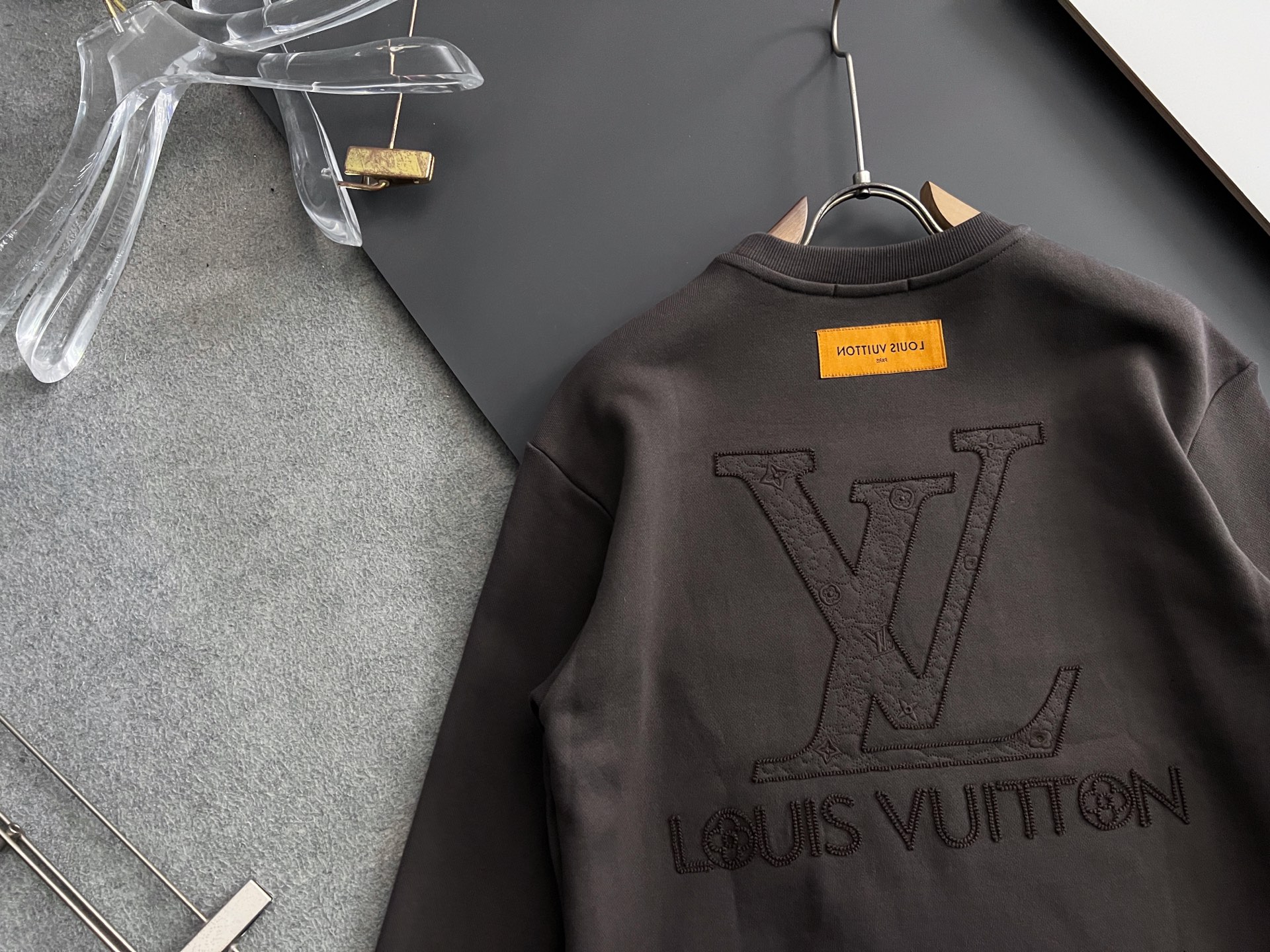 ）1V、2025Ss秋冬新款卫衣，精美工艺圆领款，特制纯棉400克面料升级水洗大毛圈、柔软贴身科技面料，