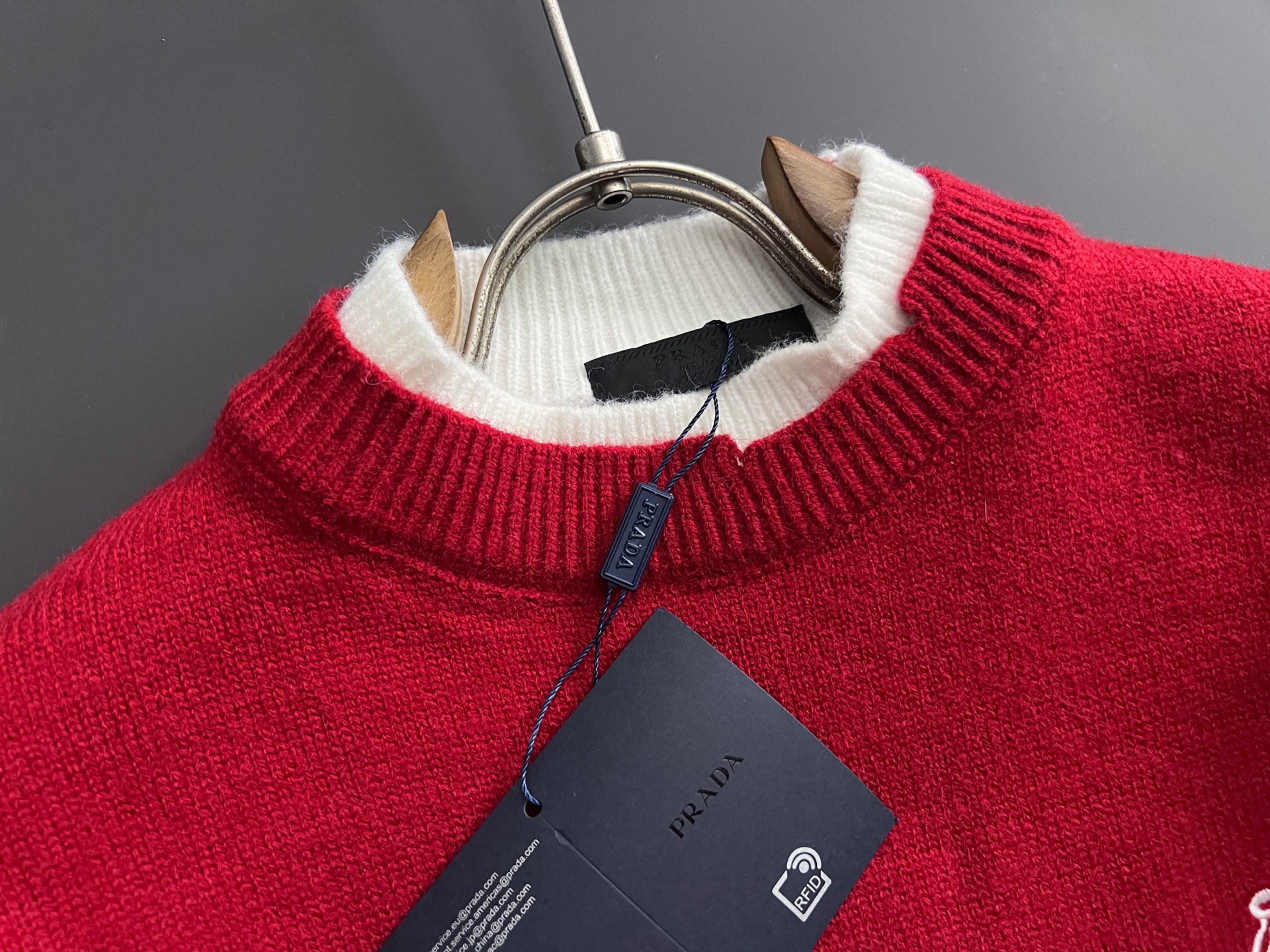 ）Prad*，2025秋冬最新款拼色假两件毛衣！意大利高密度针织，百搭毛衣，Logo标志刺绣！弹力修身版