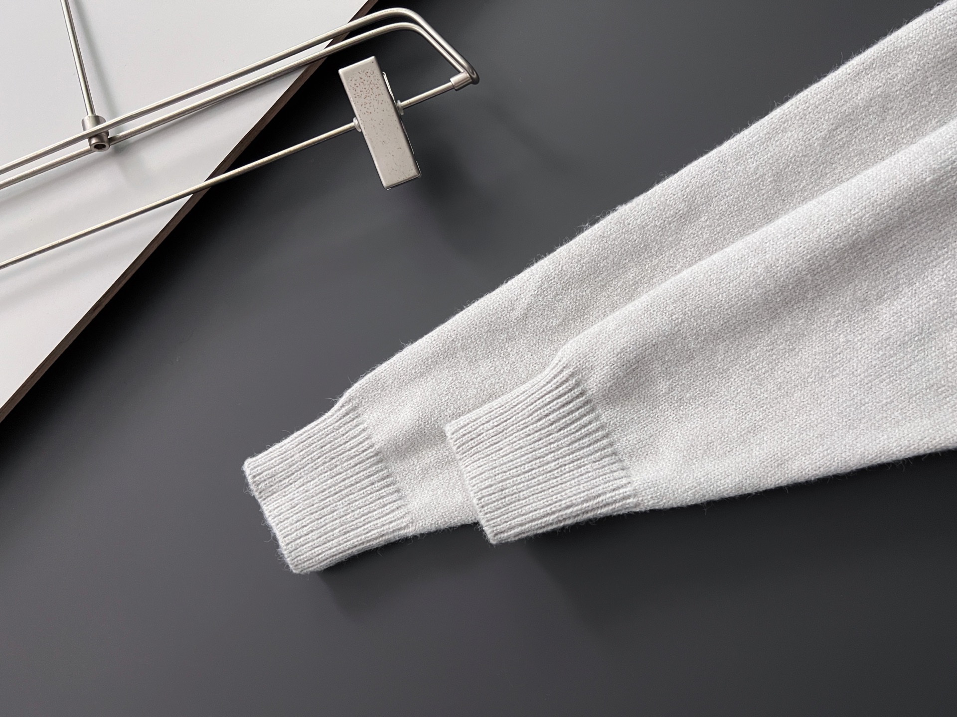 ）Prad*，2025秋冬最新款拼色假两件毛衣！意大利高密度针织，百搭毛衣，Logo标志刺绣！弹力修身版