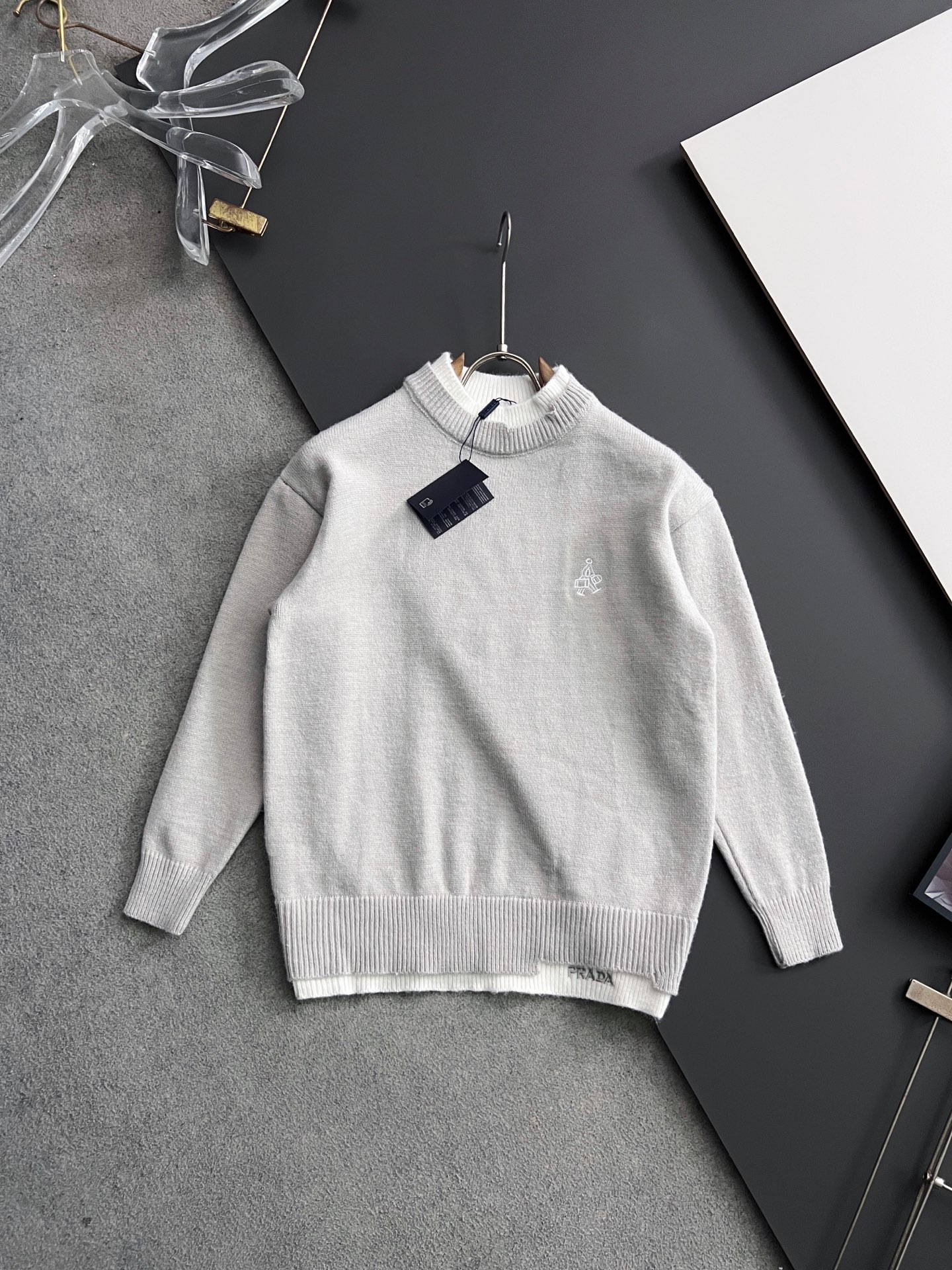 ）Prad*，2025秋冬最新款拼色假两件毛衣！意大利高密度针织，百搭毛衣，Logo标志刺绣！弹力修身版