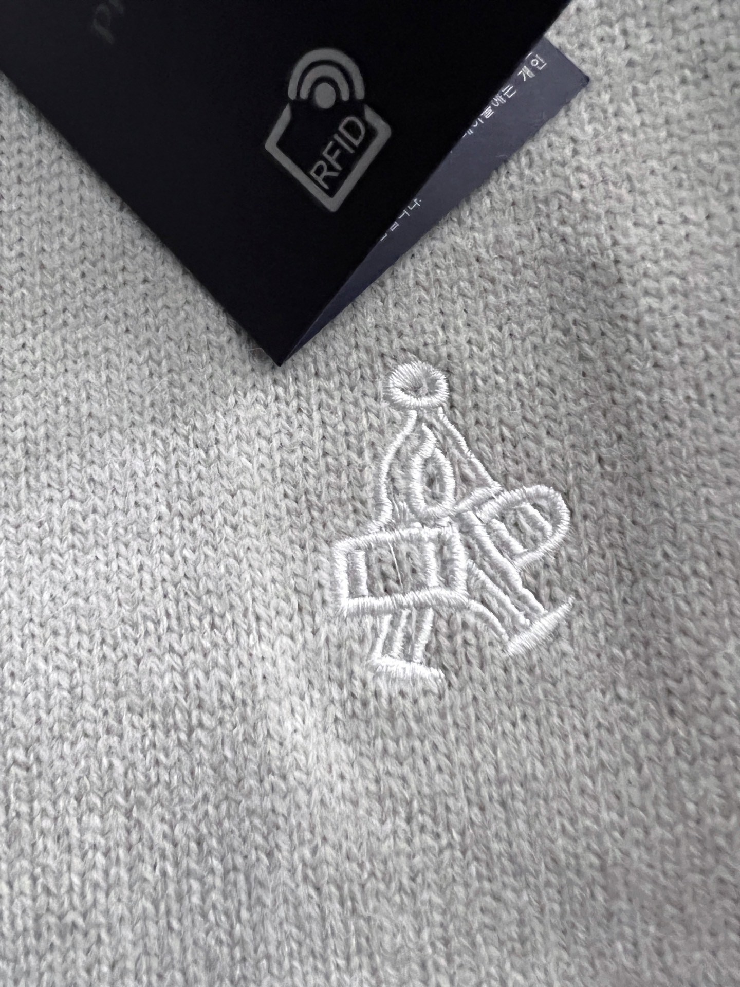 ）Prad*，2025秋冬最新款拼色假两件毛衣！意大利高密度针织，百搭毛衣，Logo标志刺绣！弹力修身版