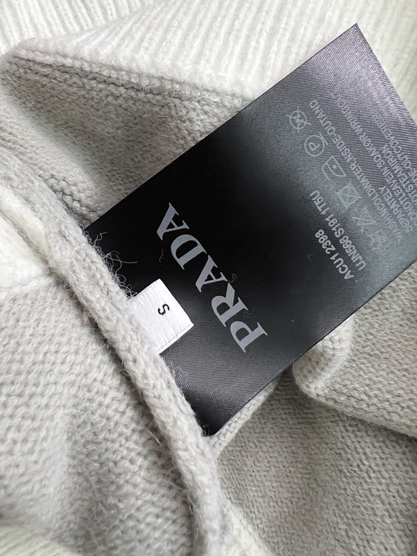 ）Prad*，2025秋冬最新款拼色假两件毛衣！意大利高密度针织，百搭毛衣，Logo标志刺绣！弹力修身版