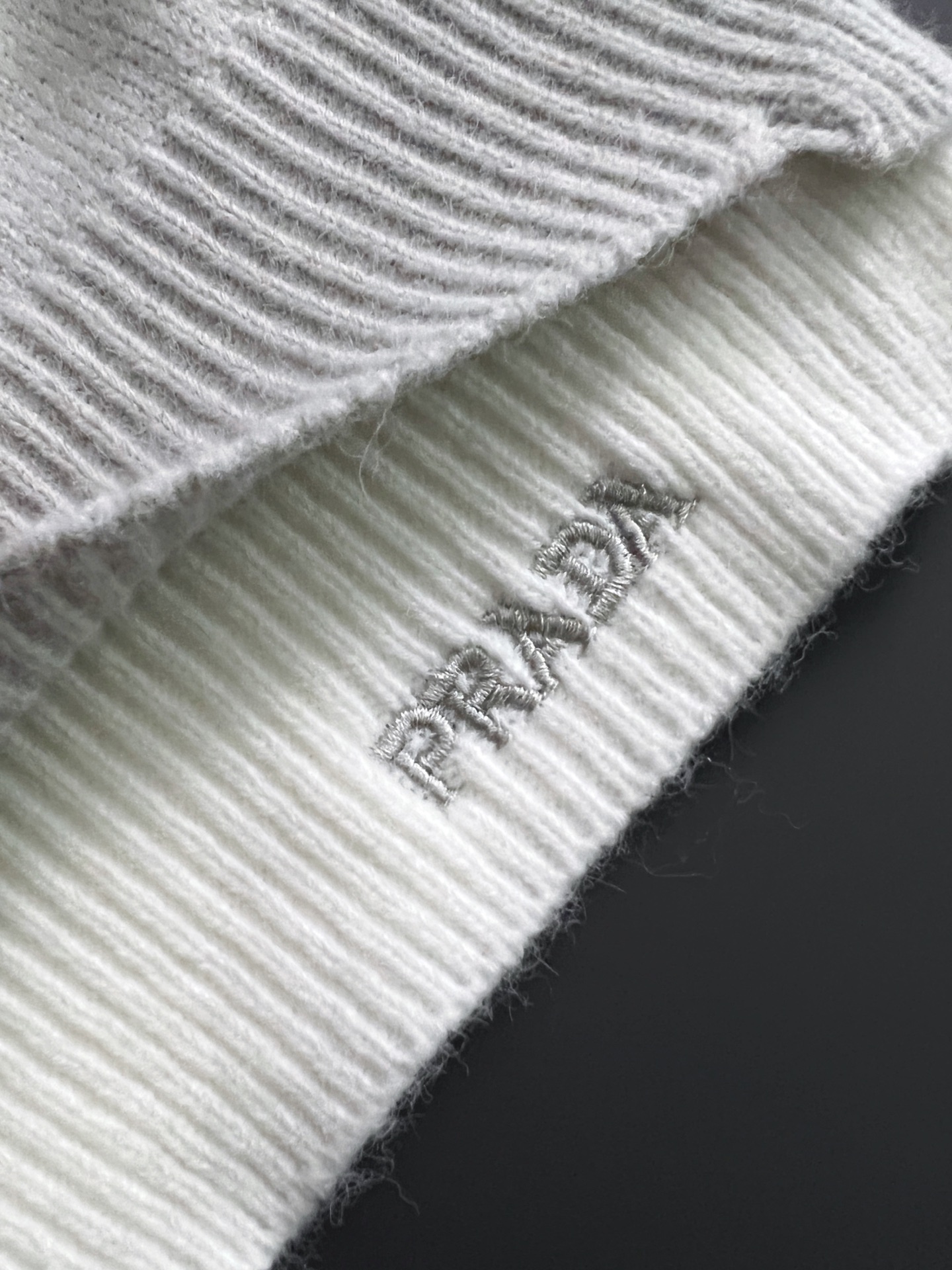 ）Prad*，2025秋冬最新款拼色假两件毛衣！意大利高密度针织，百搭毛衣，Logo标志刺绣！弹力修身版