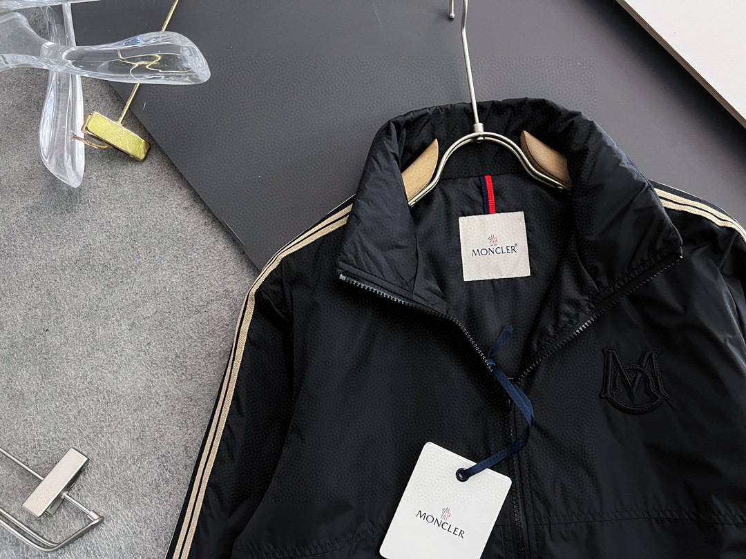） Moncle*新款连帽风衣夹克，客供进口聚脂纤维面料原厂五金配件，进口的科技面料防风防雨防紫外线!凸
