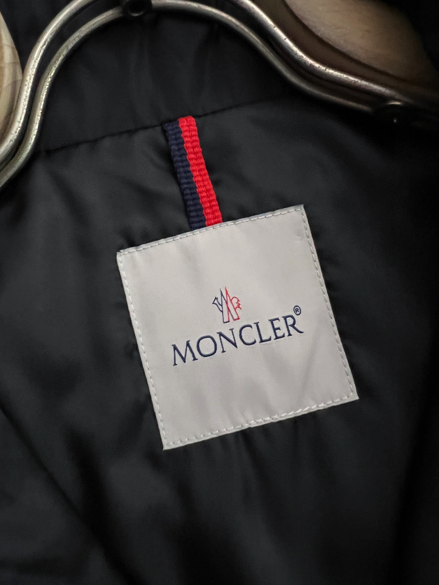 ） Moncle*新款连帽风衣夹克，客供进口聚脂纤维面料原厂五金配件，进口的科技面料防风防雨防紫外线!凸