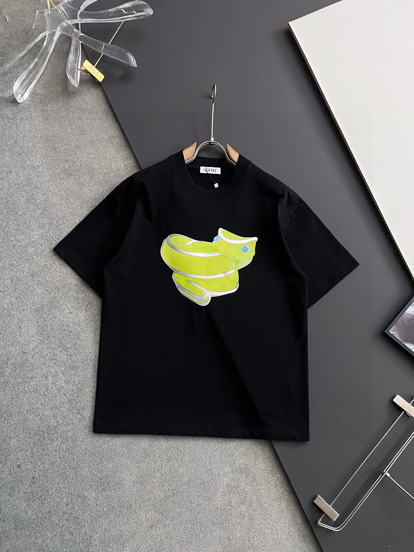 NO:519029,) 25 Loe's latest exclusive hit models*.] Heavy 280 grams pure cotton double yarn) Popular four-season series short-sleeved series, simple basic wardrobe artifact, casual and versatile must-have) workmanship and line texture first-class, two colors recommended white, black,) standard version M-3XL, loewe, T-shirt, alexander wang19860909）25款Loe最新独家爆款*.】重克280克纯棉双纱）爆款现货四季系列短袖,简约基础衣橱神器, 休闲百搭必备款）做工走线质感一流,两色推荐白色、黑色、）标准版型M-3XL,,loewe,T-shirt,alexander wang,Men's clothing