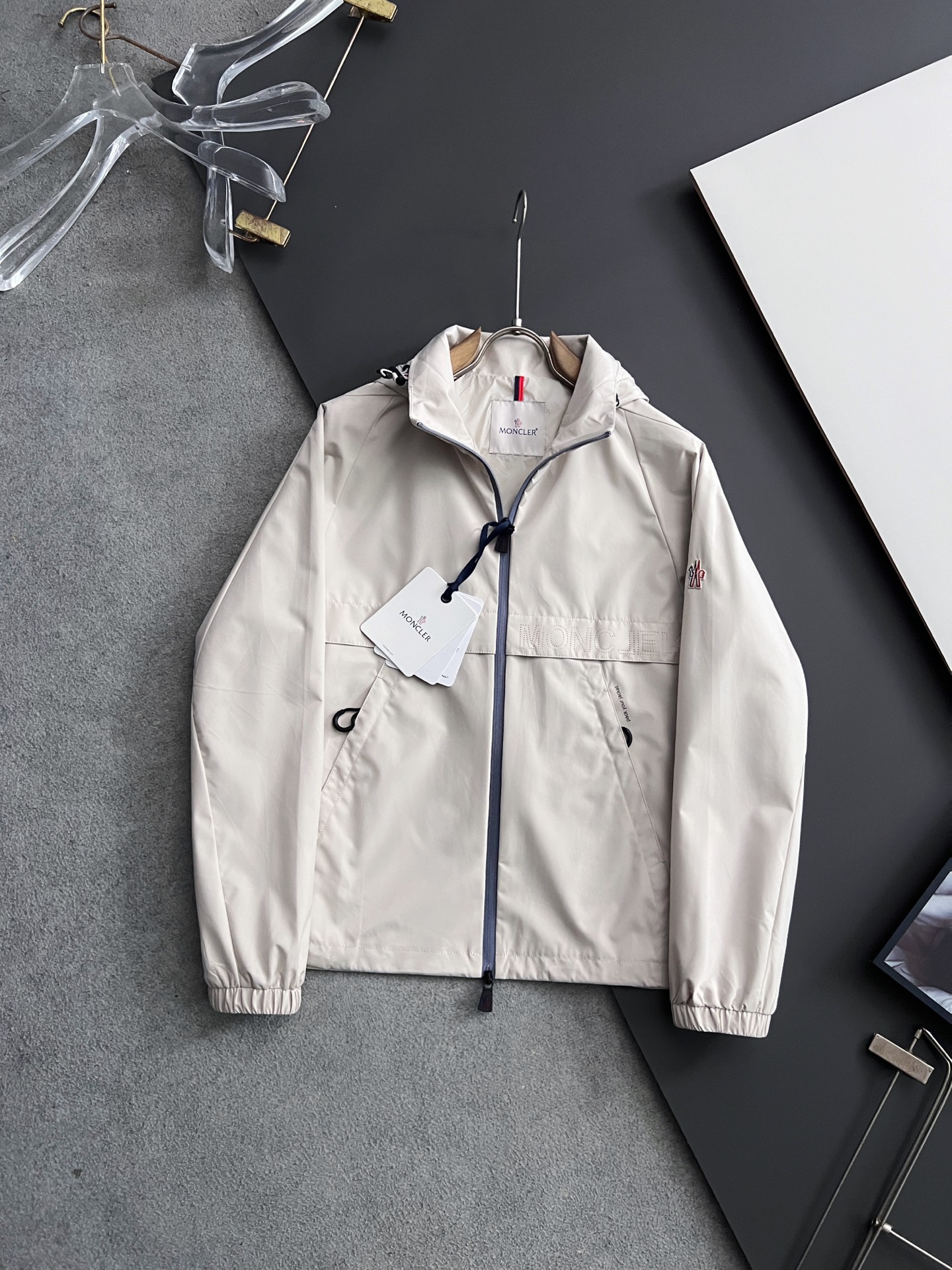 NO:521939,Moncle*2025 early autumn men's high-end fashion hooded outdoor jacket jacket, official counter main display, Hong Kong foreign business channels, outdoor must-have items, exclusively for sale. On the basis of minimalism, it creates extraordinary creativity, and uses clever design techniques to innovate elsewhere. The front design is broken and seam-stitched and contrasting cloth to form a strong hedge, and the visual effect is unique. The chest decoration is printed with a brand LOGO, which is simple and atmospheric, demonstrating the brand identity and status. The sleeves are equipped with the brand's exclusive design, which echoes the front chest printing, which is both sporty and fashionable!  It has a distinct recognition, showing the vitality of the city, and is highly shaped and practical!  The fabric is made of Japanese Toray company customized fabric (a first-line luxury clothing royal fabric manufacturer) with waterproof and windproof characteristics, both comfort and breathability, the upper body is light and burden-free, the hooded design has a strong sense of detail and quality. All auxiliary materials are supplied by customers and all auxiliary materials are engraved with a brand logo, which is very expensive, luxurious and high-end!  The details show the ingenious craftsmanship, the auxiliary materials are all supplied to customers, and the workmanship is extremely rigorous and sophisticated. The outline structure of the whole body continues the basic form of the M family, expressing the simple and atmospheric characteristics in place, with a full upper body shape, which can easily control various body shapes, and the outfit meets the needs of the transition season!  Size 48-56.,,jackets & coats,jackets & coats,hats,alexander wang19860909Moncle*2025早秋男士高端时装款连帽户外夹克外套,官方专柜主推展示,香港洋行渠道,户外必选单品,独家出售. 在极简的基础上洐生出非凡的创意,用巧妙的设计手法进行别处一格的创新,前幅设计破缝拼接撞色布,形成强烈的对冲,设觉效果别具一格,胸前饰印有品牌LOGO,简单大气,彰显品牌身份地位. 袖子搭载品牌专属章仔设计,与前胸印花形成呼应,即运动又时尚！辨识度鲜明,尽显都市活力色彩,且塑造性和实穿性极高！ 面料选用日本东丽公司订制面料（一线奢侈品成衣御用面料商）具备防水防风特性,舒适性与透气性兼备,上身轻便且无负担感,连帽的设计,整体细节品质感超强,辅料全系客供,全客供辅料,都刻有品牌LOGO, 非常贵奢高级！ 细节之处尽显匠心工艺,辅料皆为客供,做工极为严谨考究,通体的轮廓构造延续了M家族基础形态,将简约大气的特征表现到位,上身型款十足,轻松驾驭各种身型,穿搭符合过渡季的需求！尺码48-56.,,jackets & coats,jackets & coats,hats,alexander wang,Men's clothing