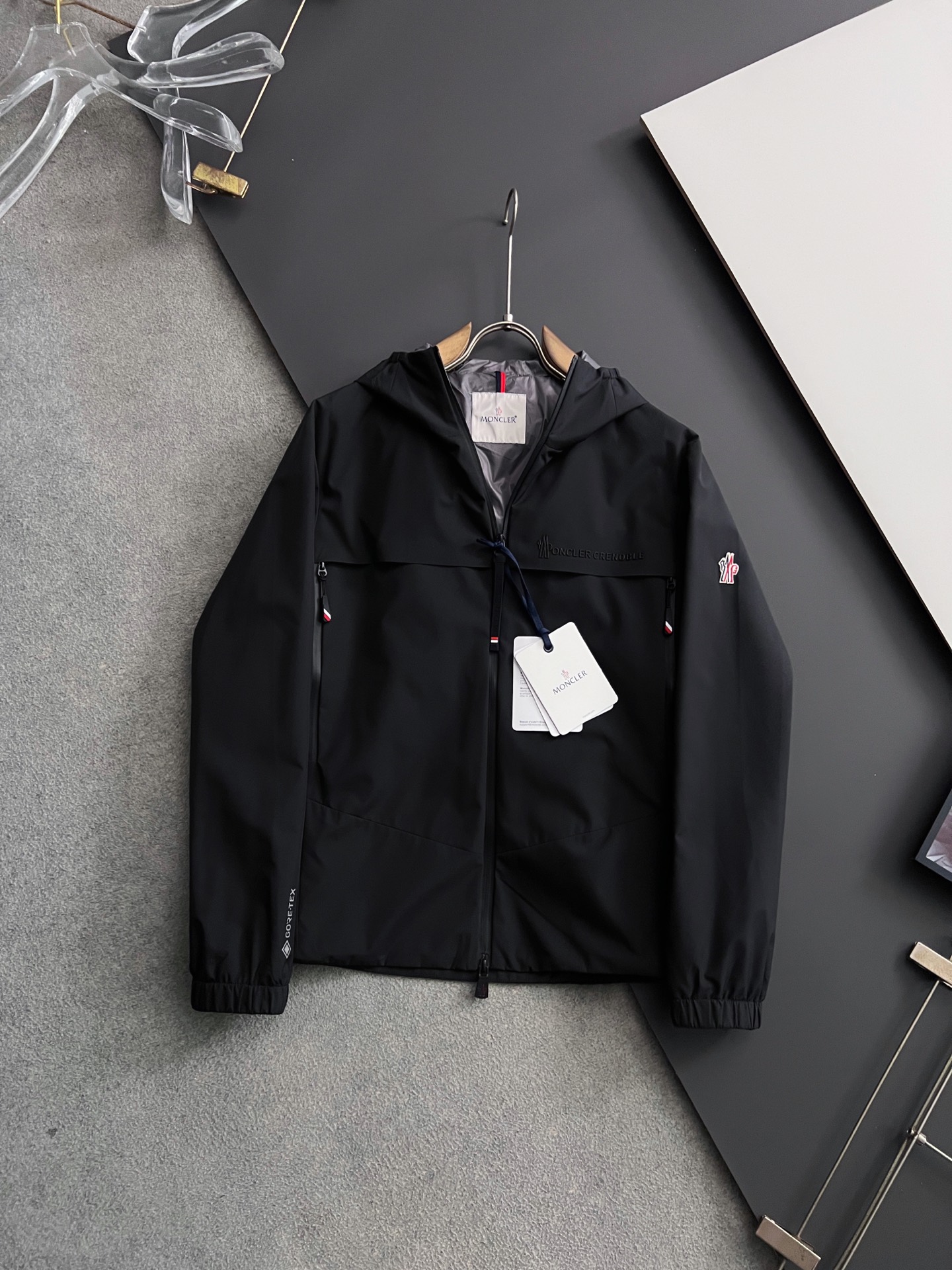 NO:523262,Moncle*2025 early autumn men's high-end fashion hooded outdoor jacket jacket, official counter main display, Hong Kong foreign business channels, outdoor must-have items, exclusively for sale. On the basis of minimalism, it creates extraordinary creativity, and uses clever design techniques to innovate elsewhere. The front design is broken and seam-stitched and contrasting cloth to form a strong hedge, and the visual effect is unique. The chest decoration is printed with a brand LOGO, which is simple and atmospheric, demonstrating the brand identity and status. The sleeves are equipped with the brand's exclusive design, which echoes the front chest printing, which is both sporty and fashionable!  It has a distinct recognition, showing the vitality of the city, and is highly shaped and practical!  The fabric is made of Japanese Toray company customized fabric (a first-line luxury clothing royal fabric manufacturer) with waterproof and windproof characteristics, both comfort and breathability, the upper body is light and burden-free, the hooded design has a strong sense of detail and quality. All auxiliary materials are supplied by customers and all auxiliary materials are engraved with a brand logo, which is very expensive, luxurious and high-end!  The details show the ingenious craftsmanship, the auxiliary materials are all supplied to customers, and the workmanship is extremely rigorous and sophisticated. The outline structure of the whole body continues the basic form of the M family, expressing the simple and atmospheric characteristics in place, with a full upper body shape, which can easily control various body shapes, and the outfit meets the needs of the transition season!  Size 48-56.,,jackets & coats,jackets & coats,hats,alexander wang19860909Moncle*2025早秋男士高端时装款连帽户外夹克外套,官方专柜主推展示,香港洋行渠道,户外必选单品,独家出售. 在极简的基础上洐生出非凡的创意,用巧妙的设计手法进行别处一格的创新,前幅设计破缝拼接撞色布,形成强烈的对冲,设觉效果别具一格,胸前饰印有品牌LOGO,简单大气,彰显品牌身份地位. 袖子搭载品牌专属章仔设计,与前胸印花形成呼应,即运动又时尚！辨识度鲜明,尽显都市活力色彩,且塑造性和实穿性极高！ 面料选用日本东丽公司订制面料（一线奢侈品成衣御用面料商）具备防水防风特性,舒适性与透气性兼备,上身轻便且无负担感,连帽的设计,整体细节品质感超强,辅料全系客供,全客供辅料,都刻有品牌LOGO, 非常贵奢高级！ 细节之处尽显匠心工艺,辅料皆为客供,做工极为严谨考究,通体的轮廓构造延续了M家族基础形态,将简约大气的特征表现到位,上身型款十足,轻松驾驭各种身型,穿搭符合过渡季的需求！尺码48-56.,,jackets & coats,jackets & coats,hats,alexander wang,Men's clothing