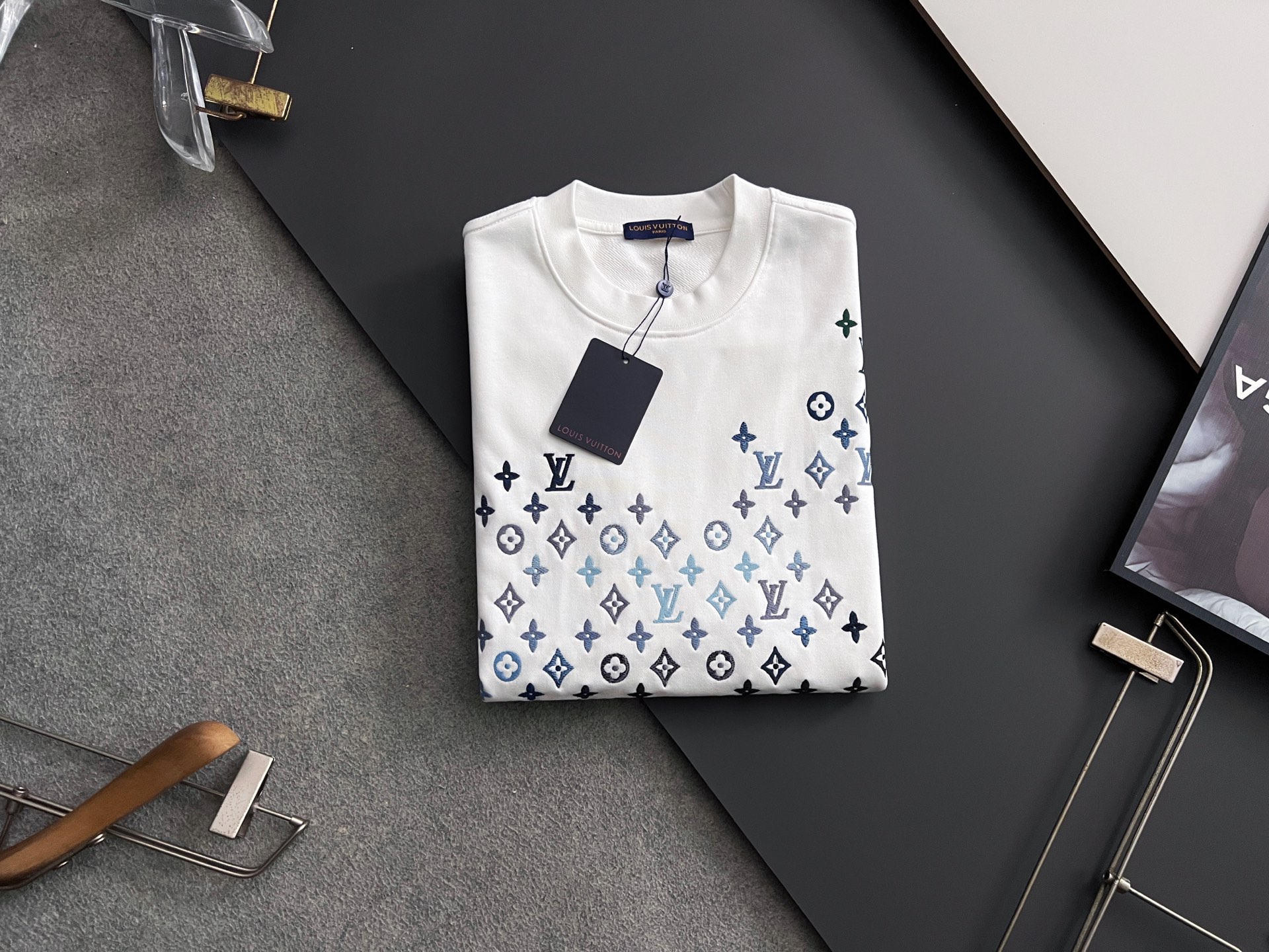 ）1V*！·独家 高端定制。 最新爆款卫衣，休闲圆领款，独家定制纯棉420克、科技面料，定制原版螺纹，档