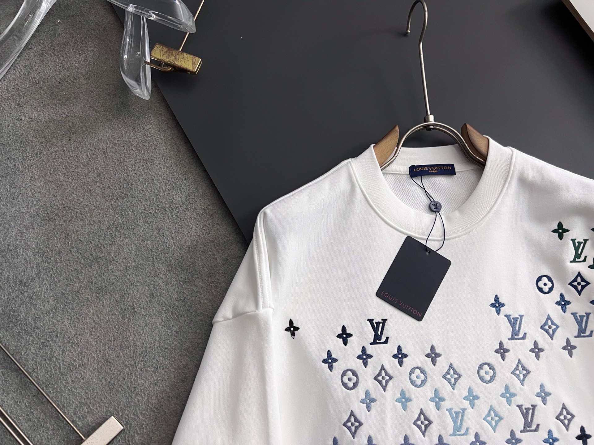 ）1V*！·独家 高端定制。 最新爆款卫衣，休闲圆领款，独家定制纯棉420克、科技面料，定制原版螺纹，档