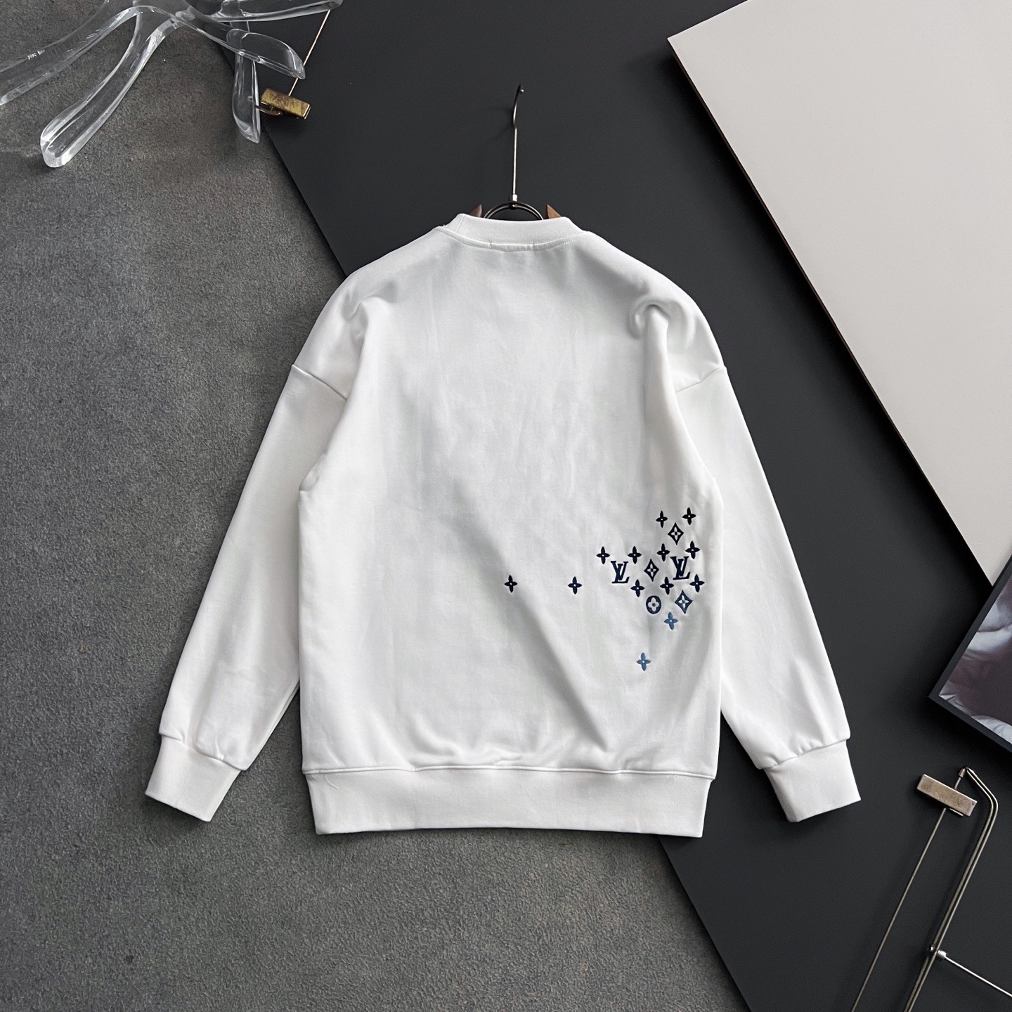 ）1V*！·独家 高端定制。 最新爆款卫衣，休闲圆领款，独家定制纯棉420克、科技面料，定制原版螺纹，档