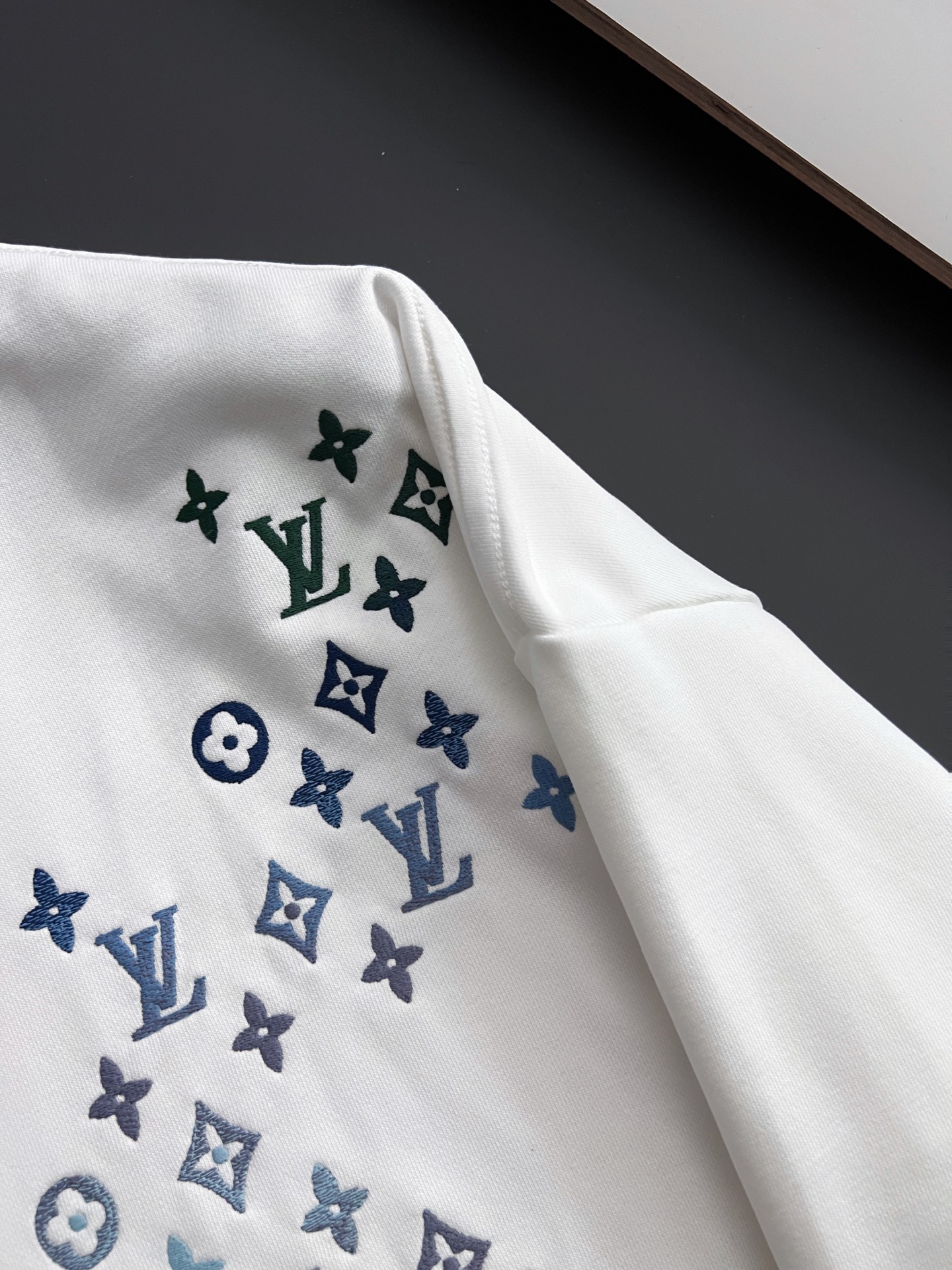 ）1V*！·独家 高端定制。 最新爆款卫衣，休闲圆领款，独家定制纯棉420克、科技面料，定制原版螺纹，档