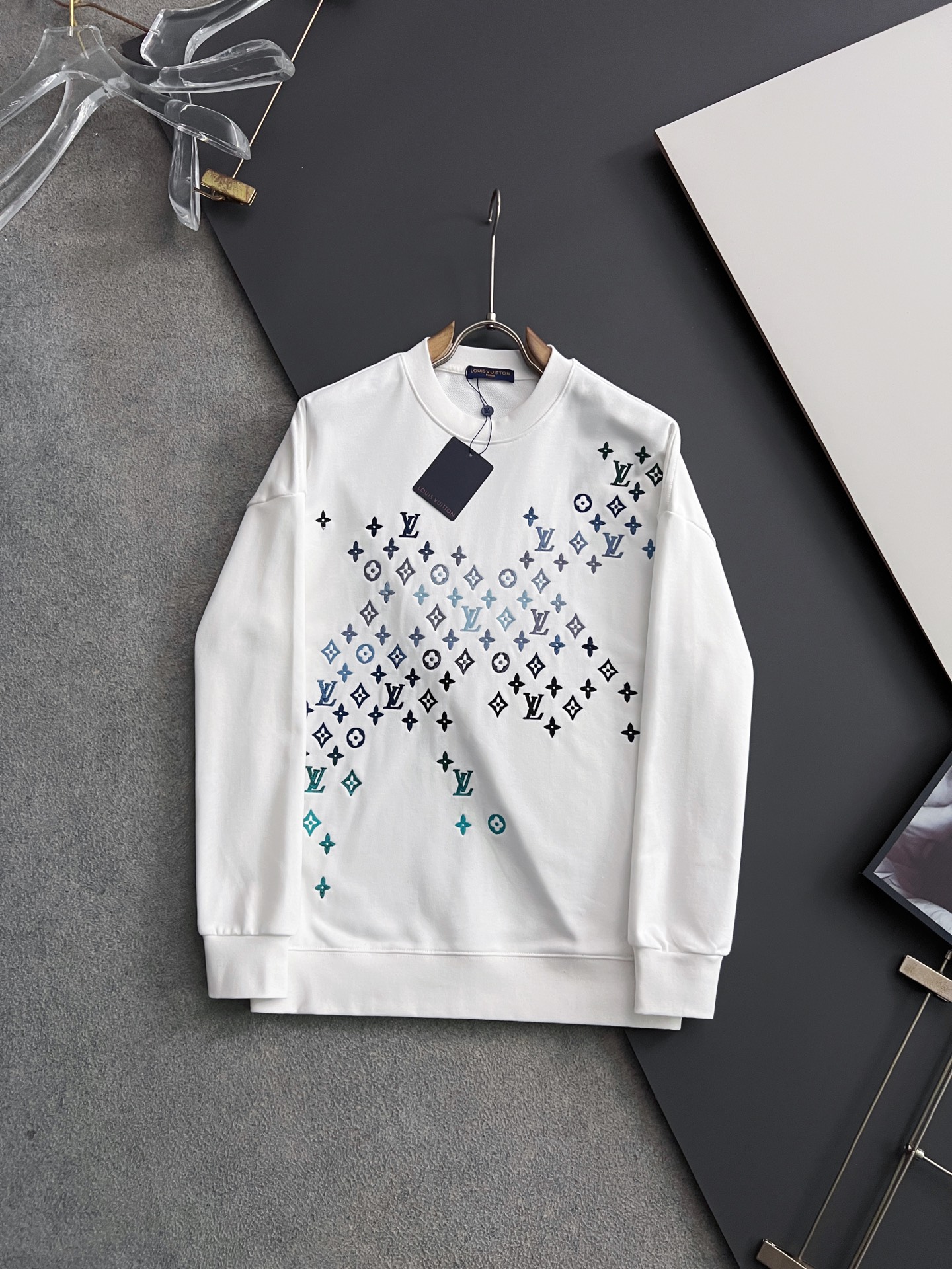 ）1V*！·独家 高端定制。 最新爆款卫衣，休闲圆领款，独家定制纯棉420克、科技面料，定制原版螺纹，档