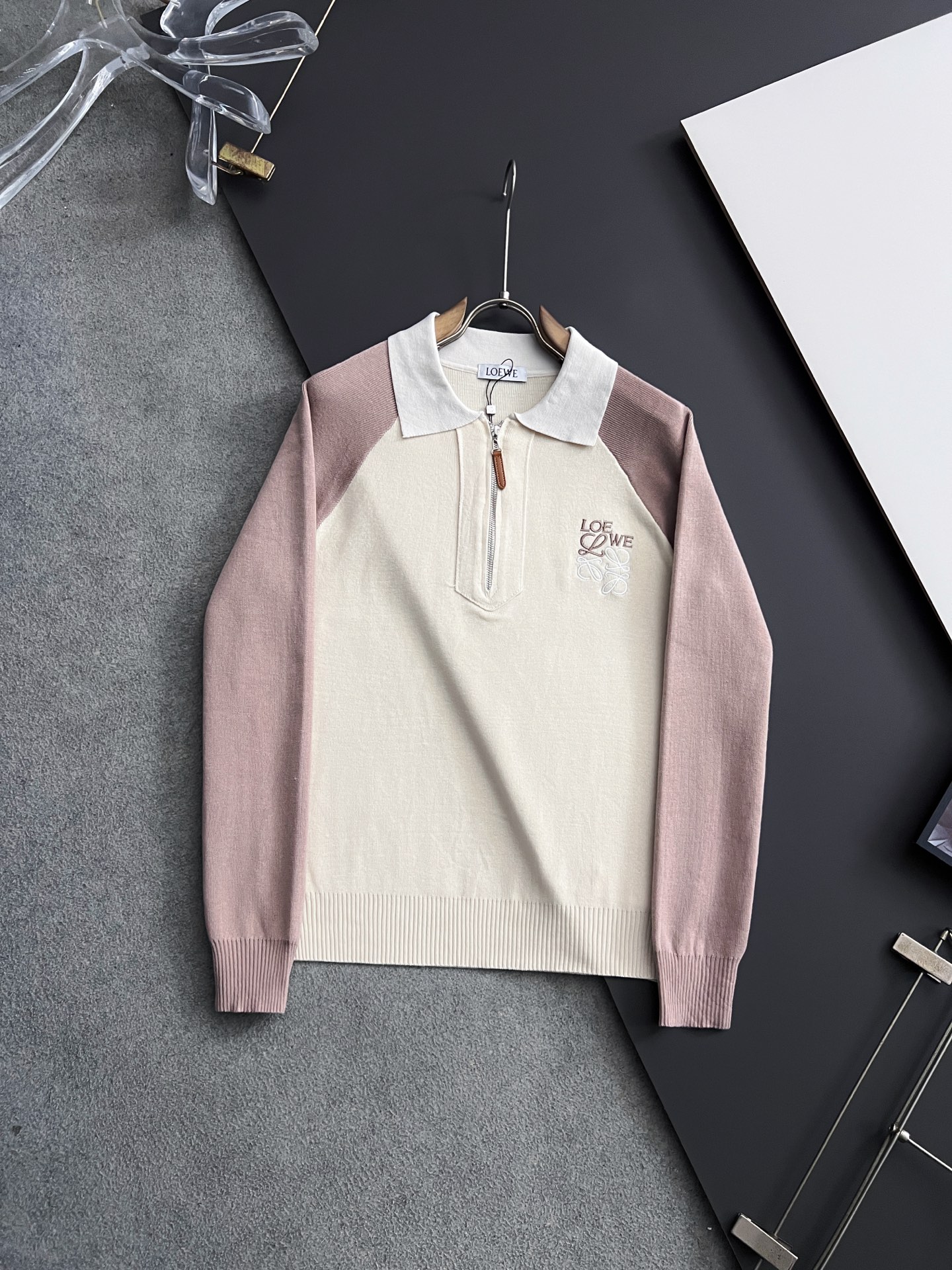 NO:519035,) Loe* new series knitted sweatshirts new 16-pin initial cut fabric, light and soft, smooth and comfortable and breathable, excellent upper body effect, chest logo jacquard technology The overall simple design is fashionable and atmospheric, the details are really exquisite, the quality guarantee of the large factory craftsmanship makes the overall design to the next level, the same model for men and women Size M-3XL, loewe, hoodie, sweatshirts, alexander wang19860909）Loe*新款系列针织卫衣全新支数16针初剪面料,轻薄柔软 手感顺滑舒适透气,上身效果极佳,胸前logo提花工艺 整体简洁设计时尚大气,细节之处做工实在精湛,大厂工艺的品质保证让整体设计更上一个档次 男女同款 尺码M-3XL,,loewe,hoodie,sweatshirts,alexander wang,Men's clothing