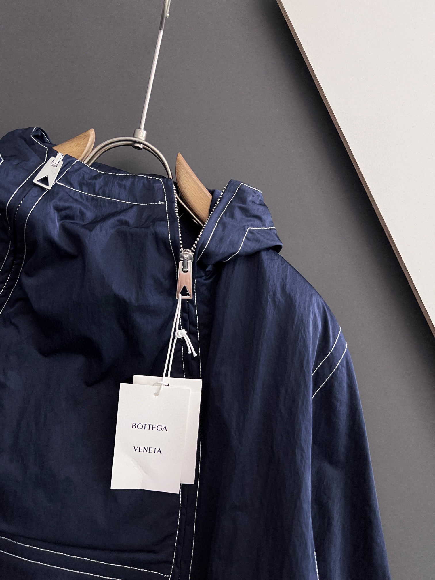 上衣 BV🌟早秋新款对比色明线尼龙连帽夹克，男女同款时尚双拉链门襟宽松休闲夹克外套！贸易公司渠道稀出，同