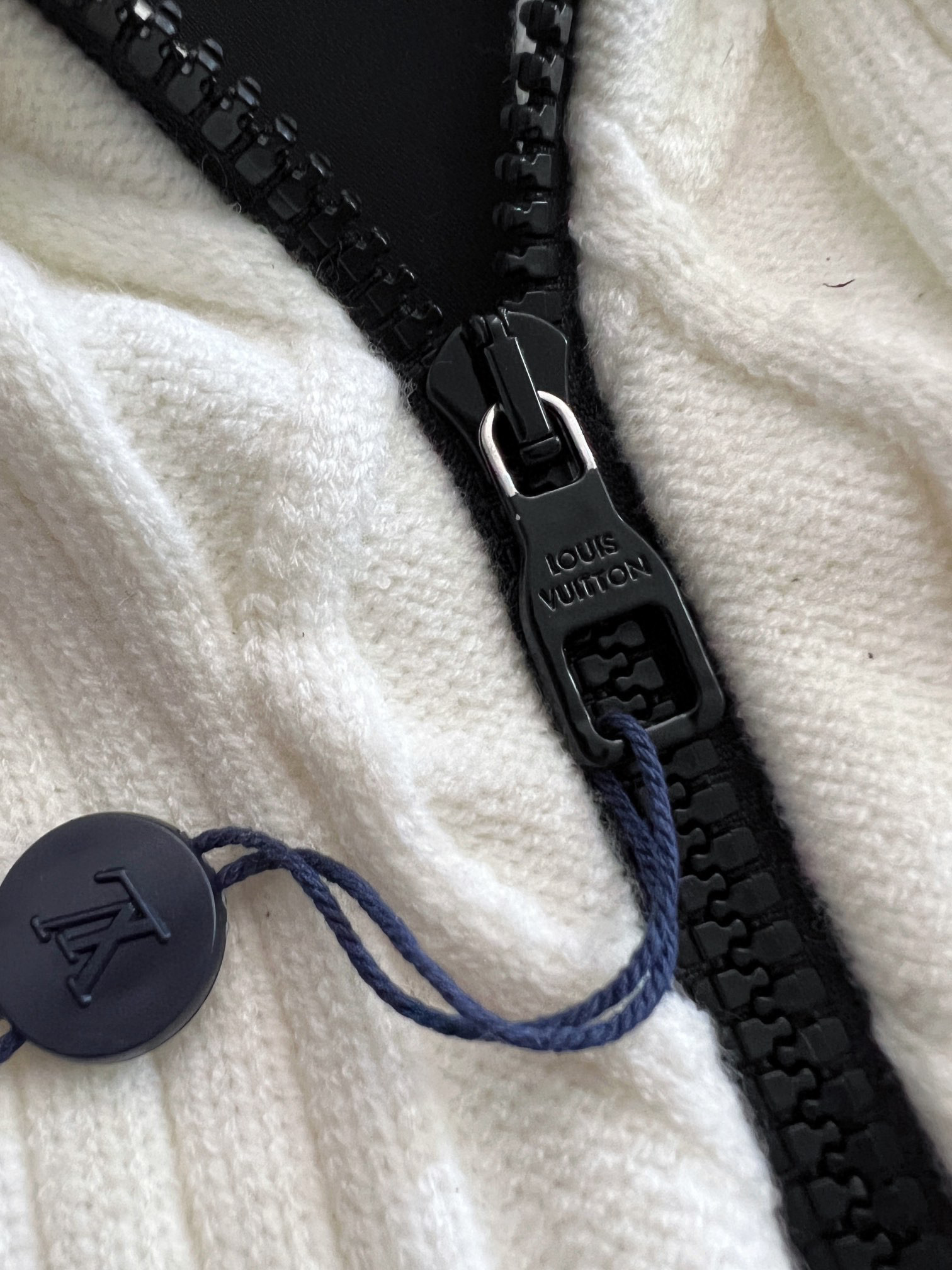 上衣LV🌟秋冬新品✖️ Tyler 联名款 针织绞花高领拼接夹克，本款束腰夹克取材斜纹锦纶，标识刺绣和大