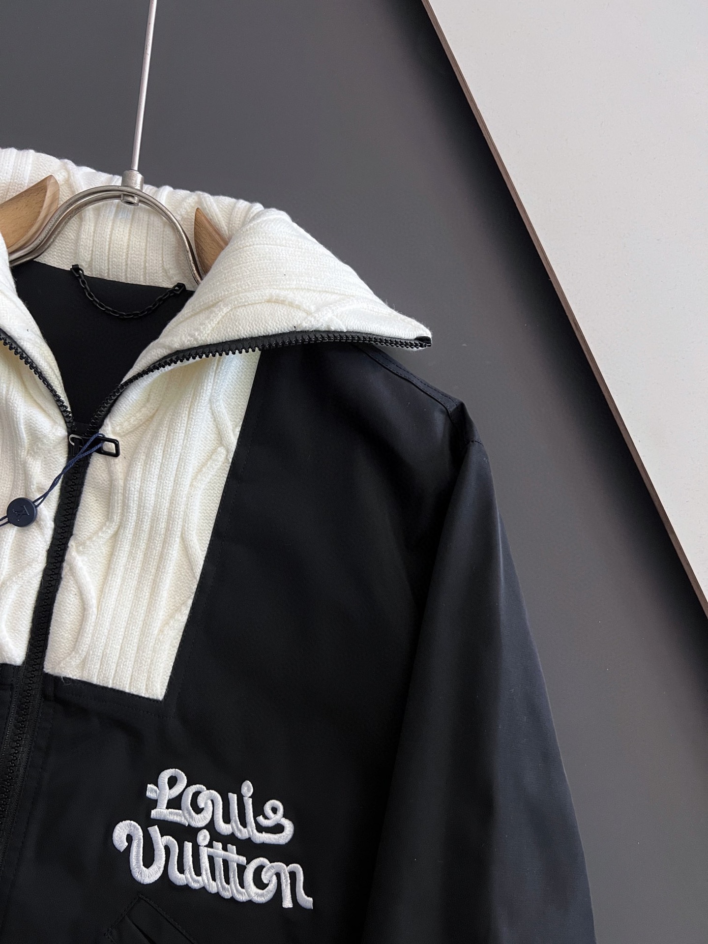 上衣LV🌟秋冬新品✖️ Tyler 联名款 针织绞花高领拼接夹克，本款束腰夹克取材斜纹锦纶，标识刺绣和大