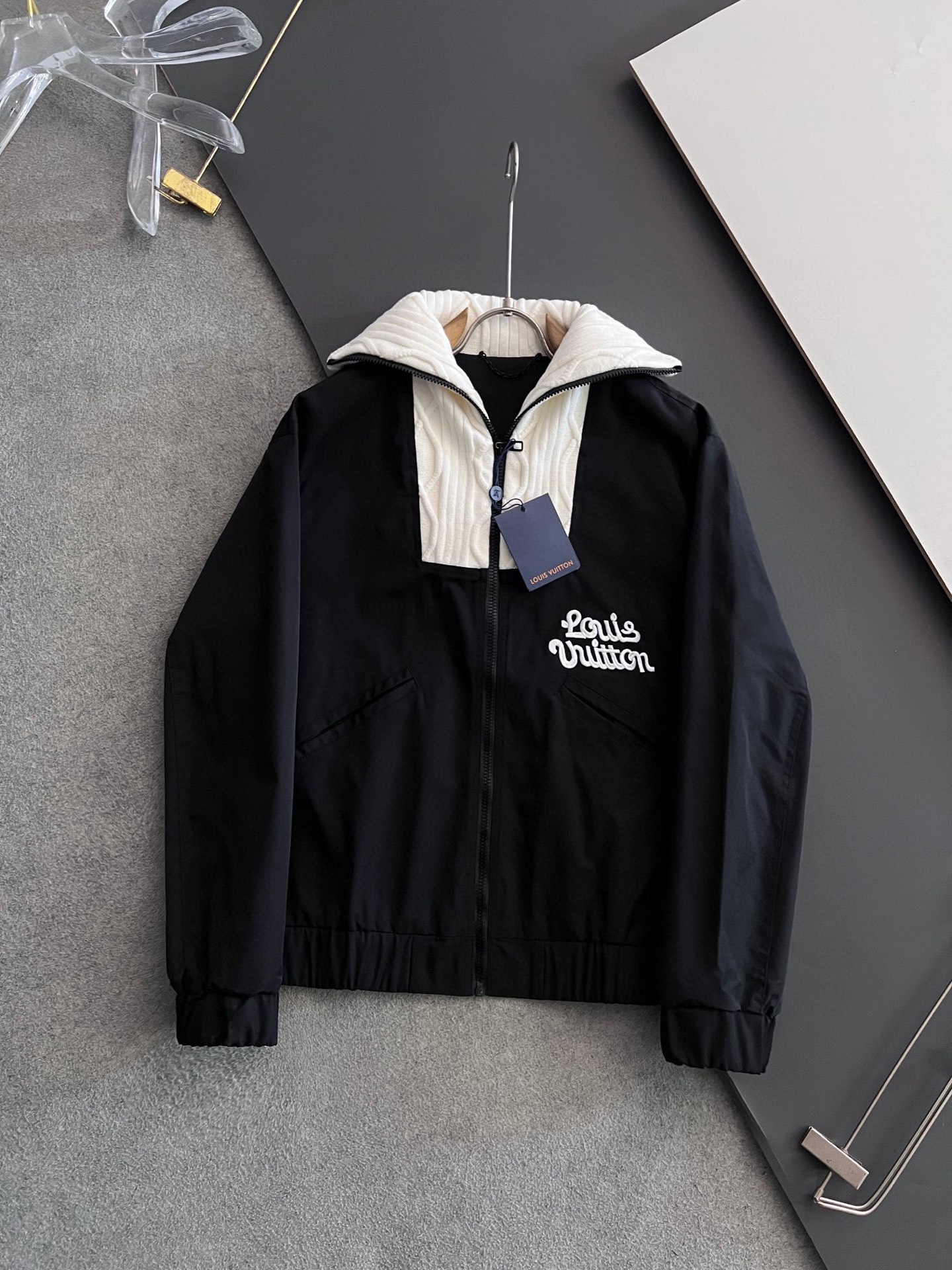 上衣LV🌟秋冬新品✖️ Tyler 联名款 针织绞花高领拼接夹克，本款束腰夹克取材斜纹锦纶，标识刺绣和大