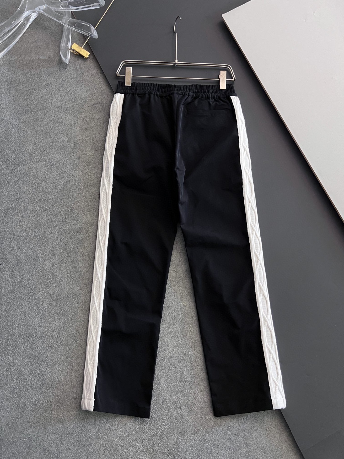 上衣LV🌟秋冬新品✖️ Tyler 联名款 针织绞花高领拼接夹克，本款束腰夹克取材斜纹锦纶，标识刺绣和大