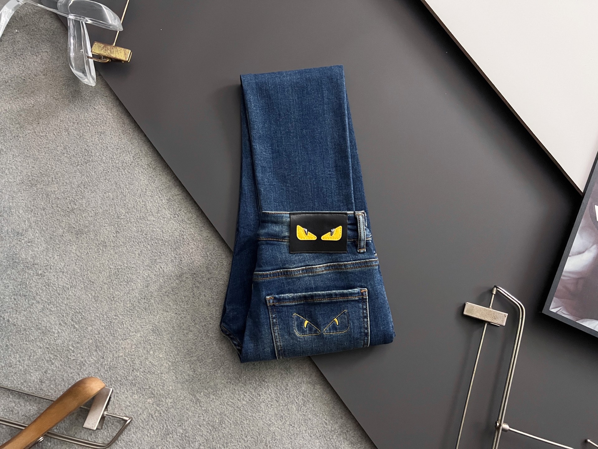 ）Fend* 25/s新季爆款品质感处理完美经典休闲弹力牛仔裤 低调奢华感、订制皮牌+五金配件 专柜年年