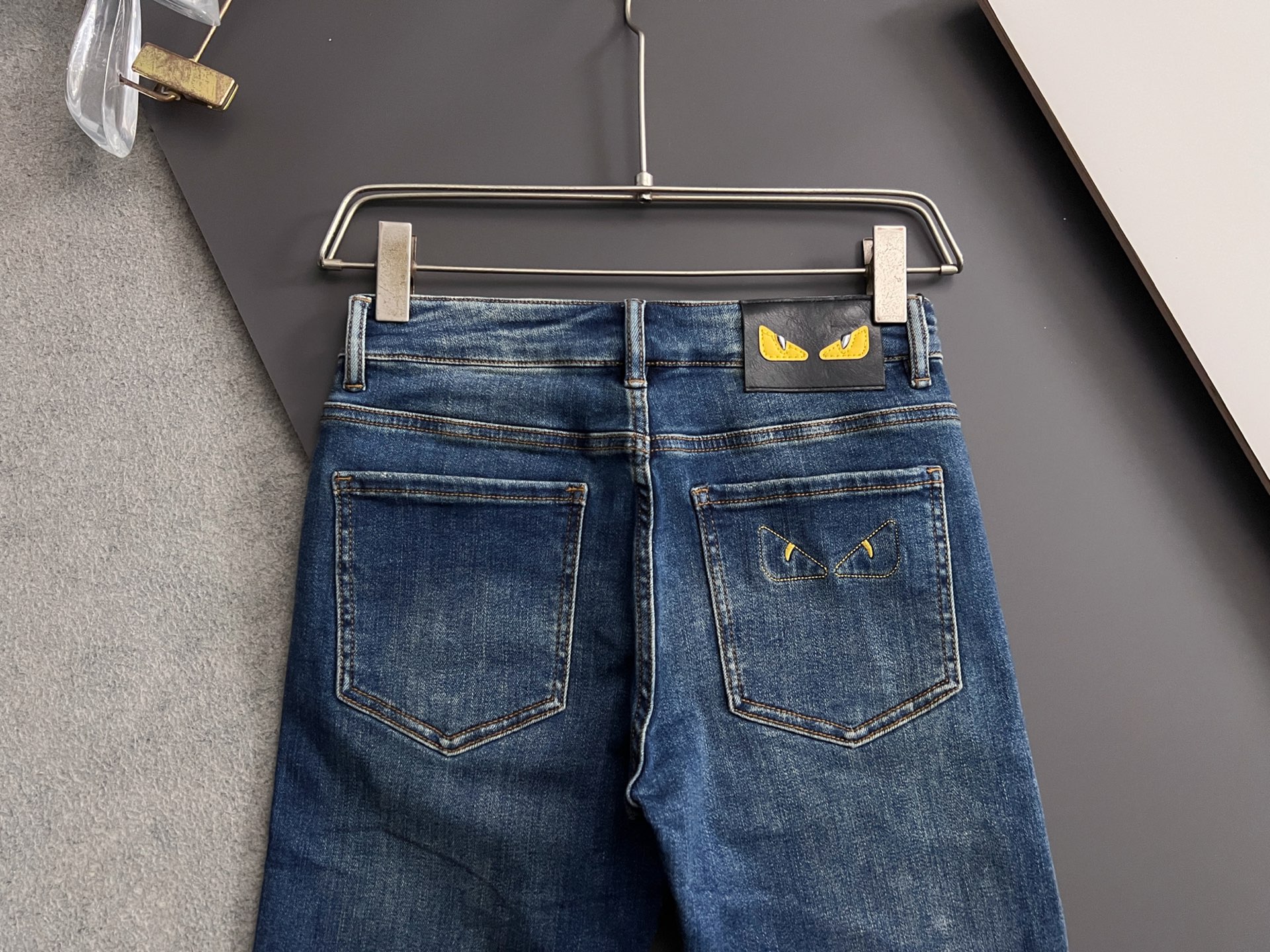 ）Fend* 25/s新季爆款品质感处理完美经典休闲弹力牛仔裤 低调奢华感、订制皮牌+五金配件 专柜年年