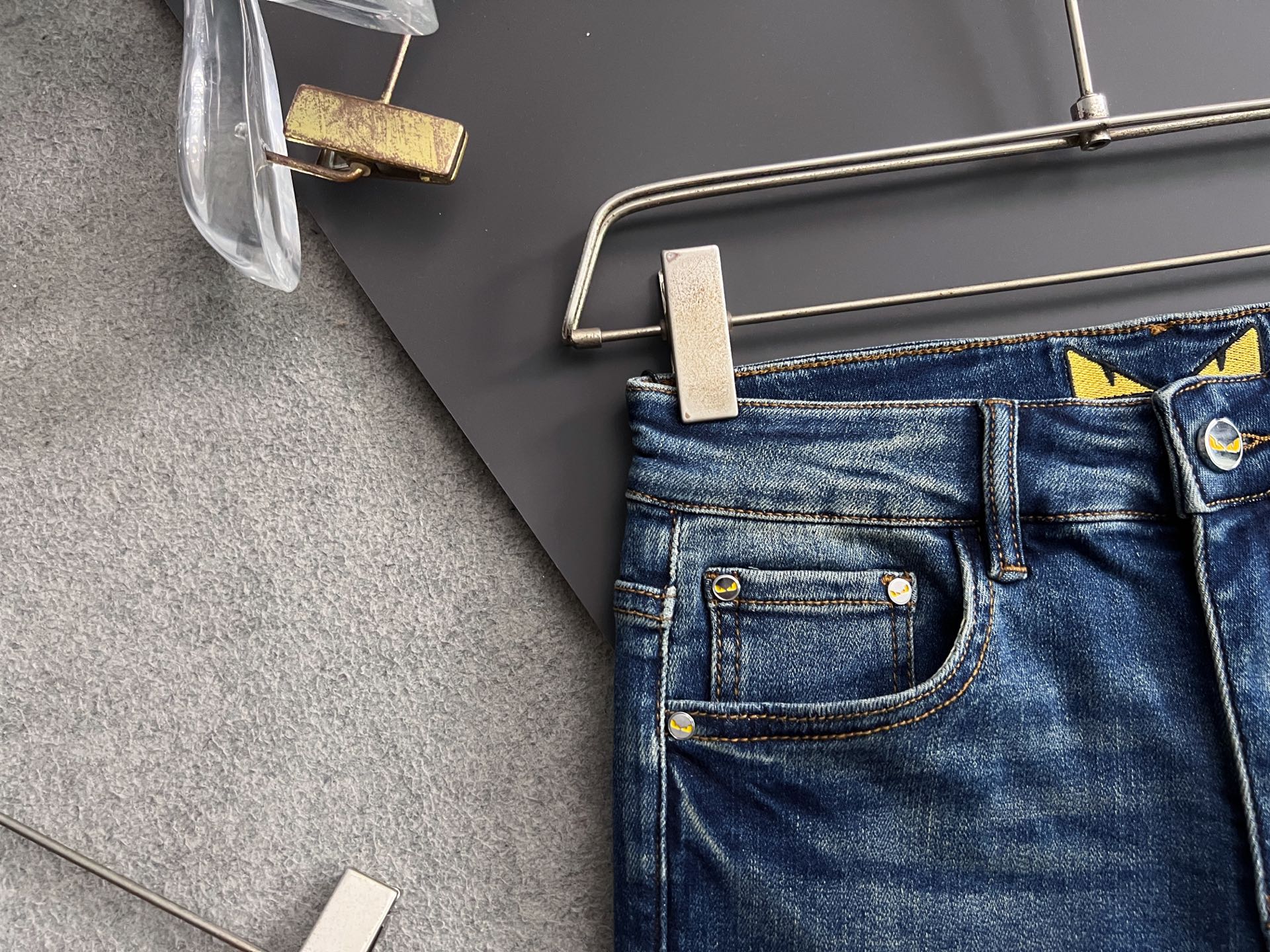 ）Fend* 25/s新季爆款品质感处理完美经典休闲弹力牛仔裤 低调奢华感、订制皮牌+五金配件 专柜年年