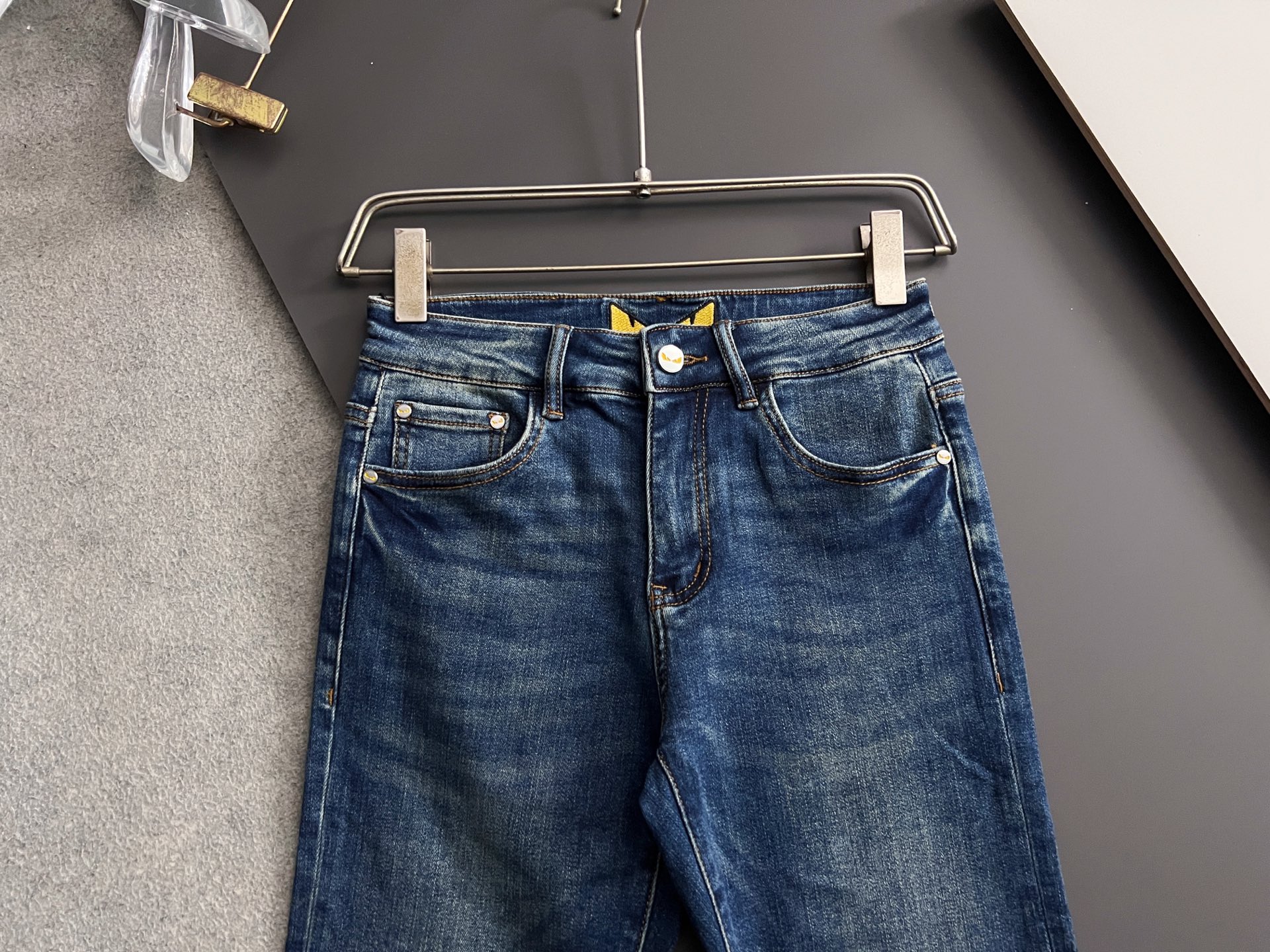 ）Fend* 25/s新季爆款品质感处理完美经典休闲弹力牛仔裤 低调奢华感、订制皮牌+五金配件 专柜年年