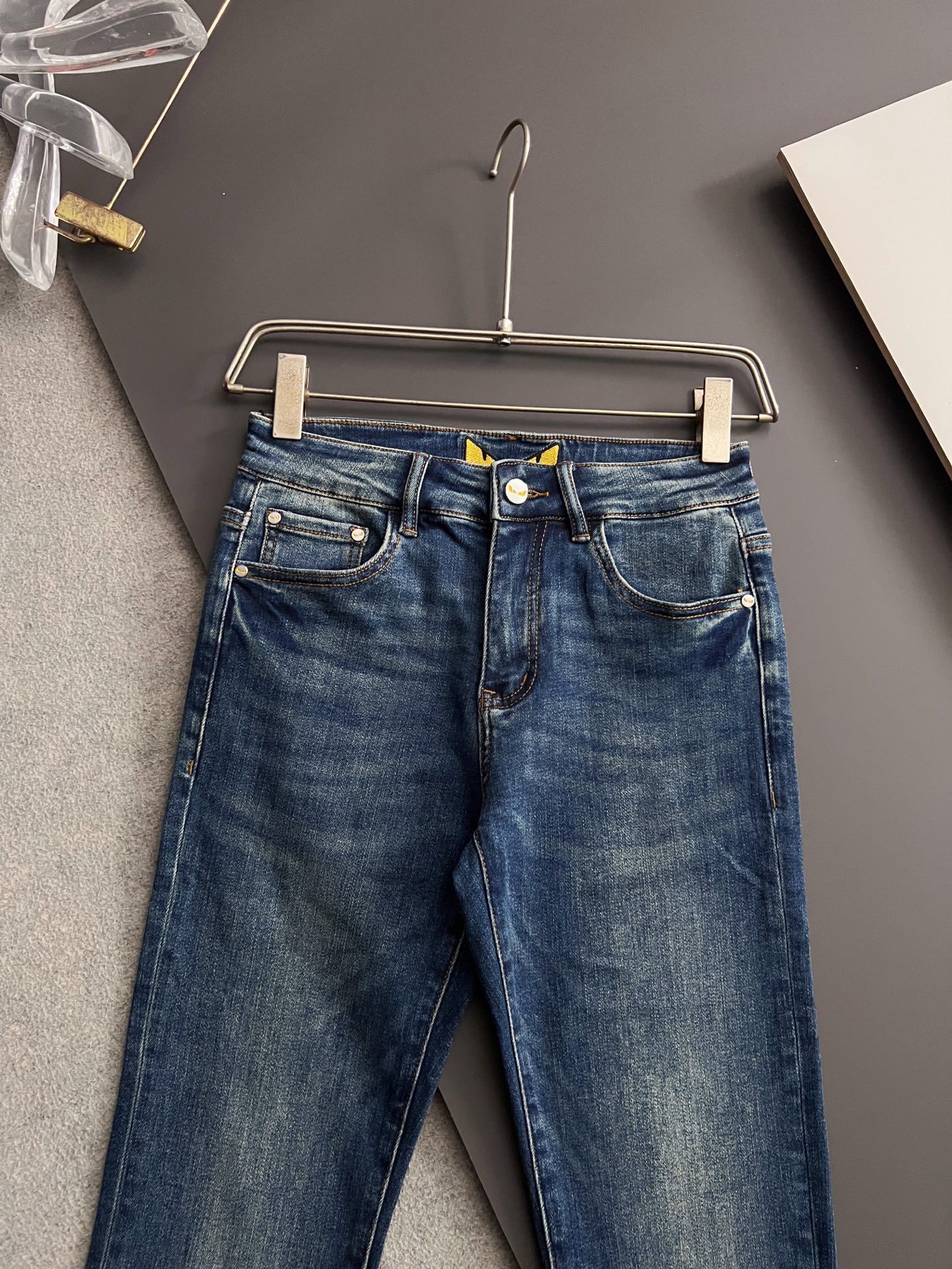 ）Fend* 25/s新季爆款品质感处理完美经典休闲弹力牛仔裤 低调奢华感、订制皮牌+五金配件 专柜年年