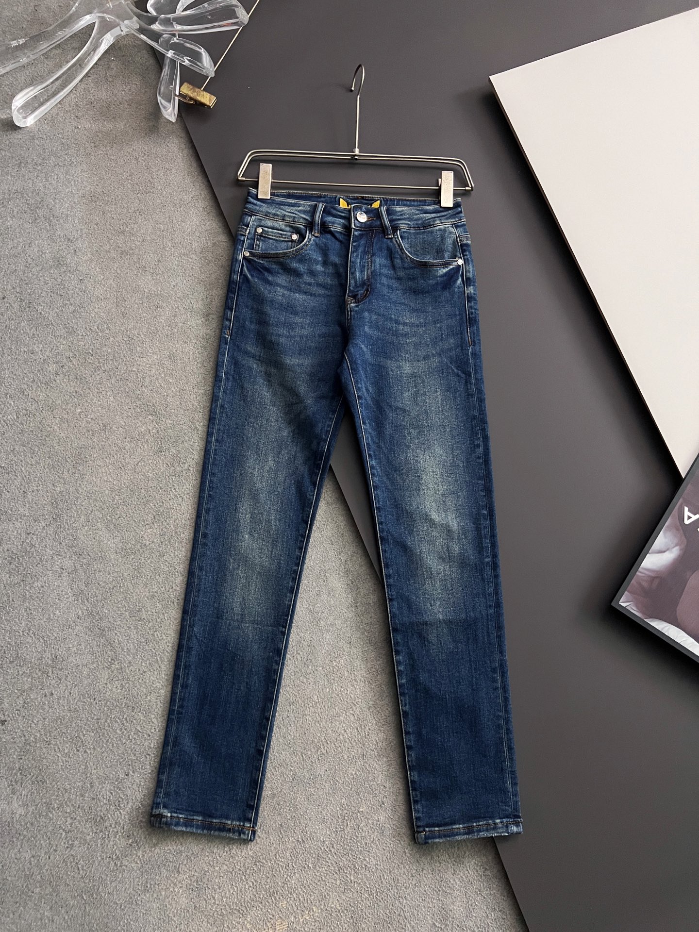 ）Fend* 25/s新季爆款品质感处理完美经典休闲弹力牛仔裤 低调奢华感、订制皮牌+五金配件 专柜年年