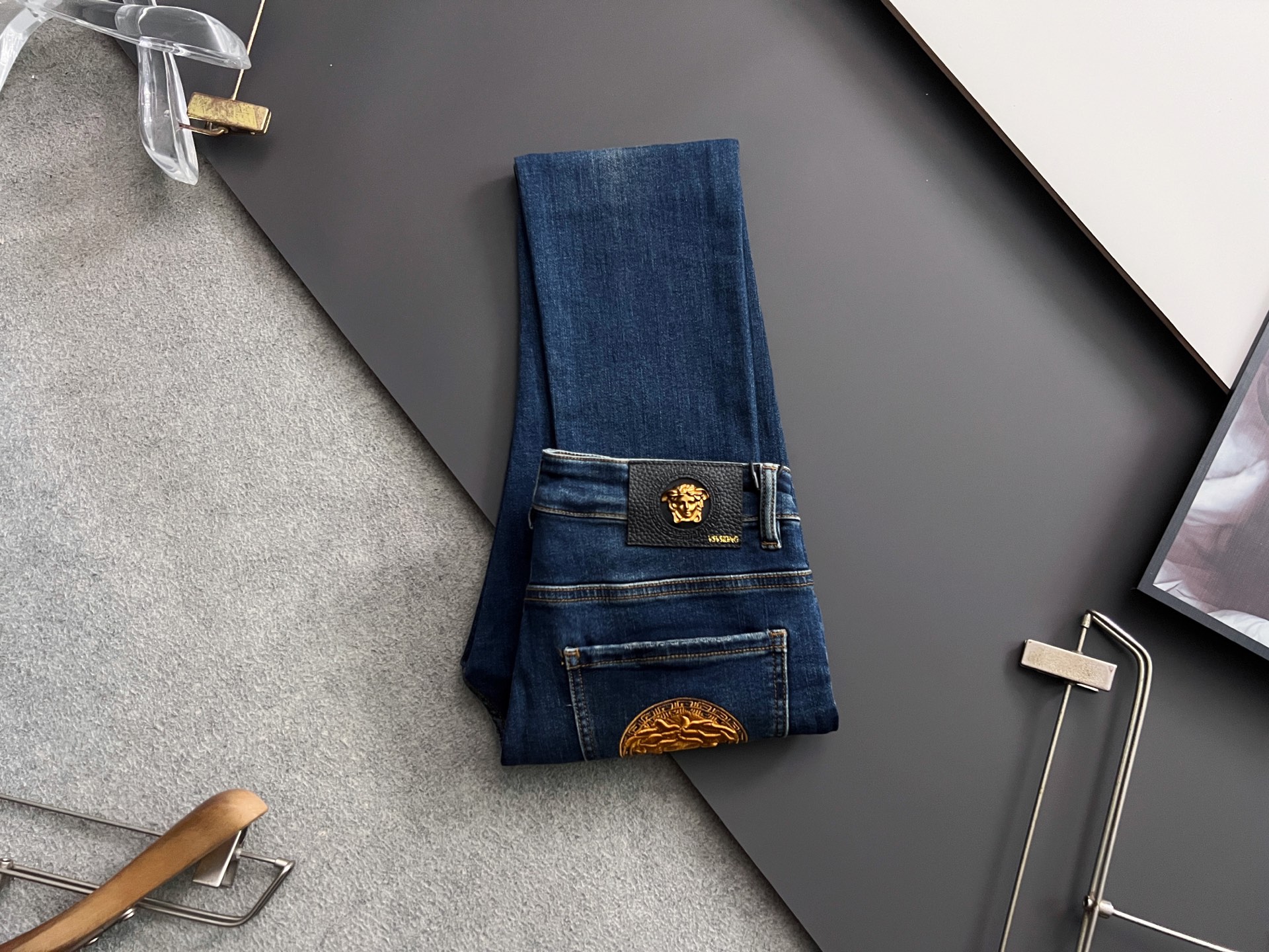 ）Versac* 25/s新季爆款品质感处理完美经典休闲弹力牛仔裤 低调奢华感、订制皮牌+五金配件 专柜