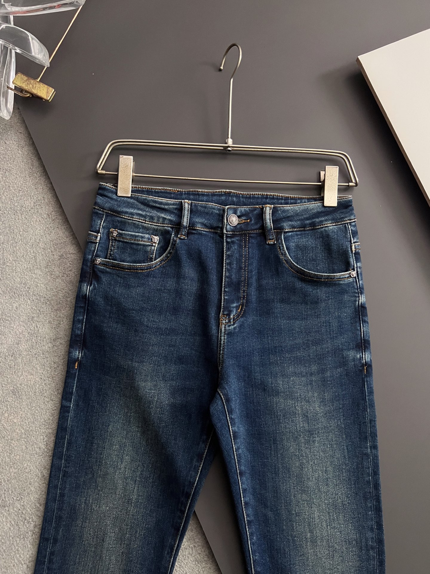 ）Versac* 25/s新季爆款品质感处理完美经典休闲弹力牛仔裤 低调奢华感、订制皮牌+五金配件 专柜