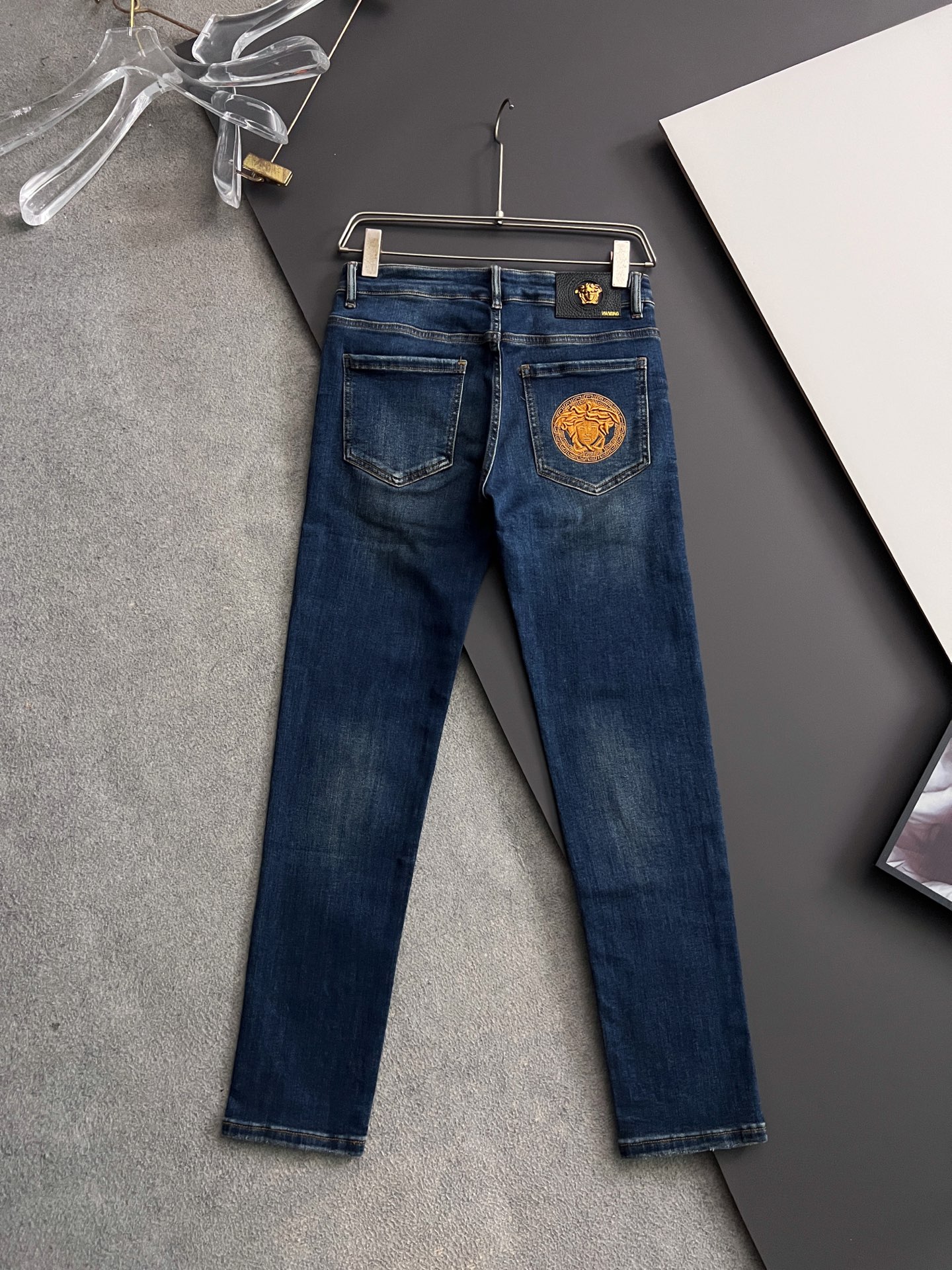 ）Versac* 25/s新季爆款品质感处理完美经典休闲弹力牛仔裤 低调奢华感、订制皮牌+五金配件 专柜